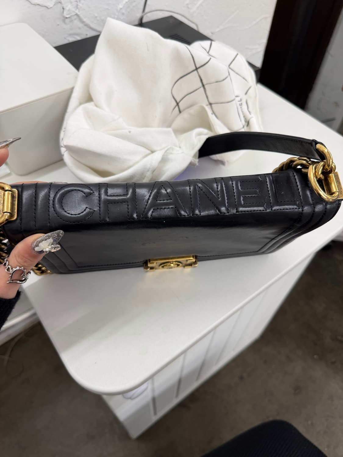 샤넬 11년 첫출시 보이백 한정판 블랙 금장 숄더백 상품이미지2