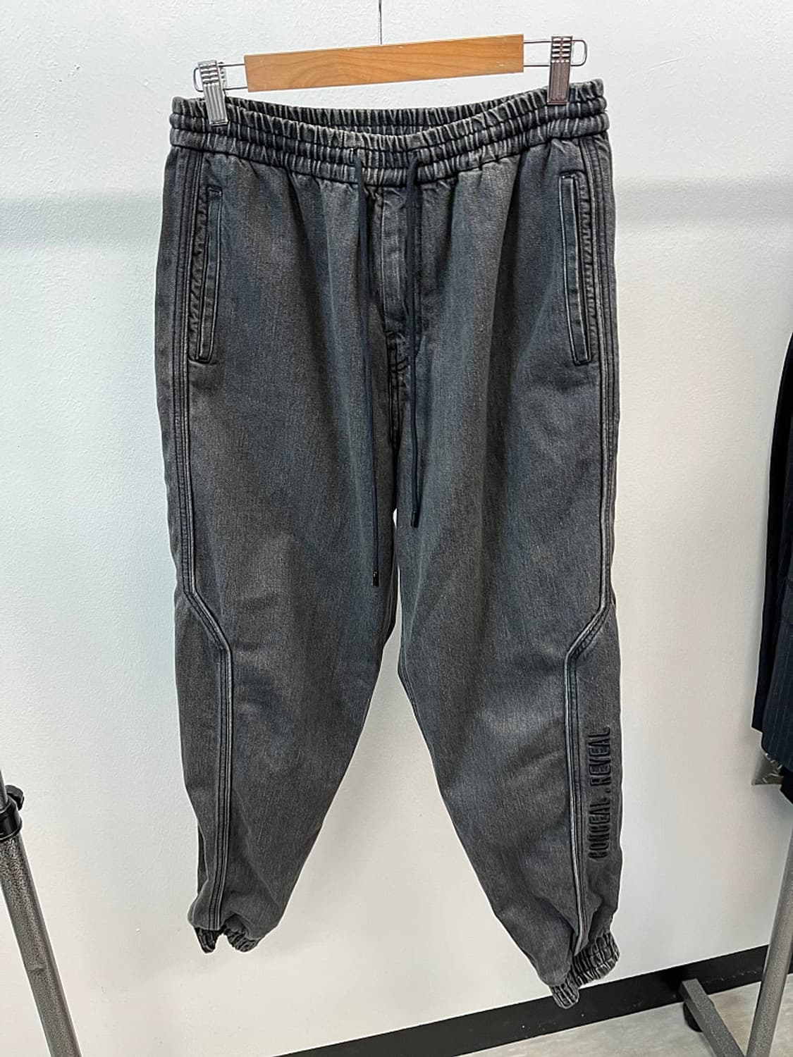 30-32) 준지 흑청 자수 조거팬츠  상품이미지3