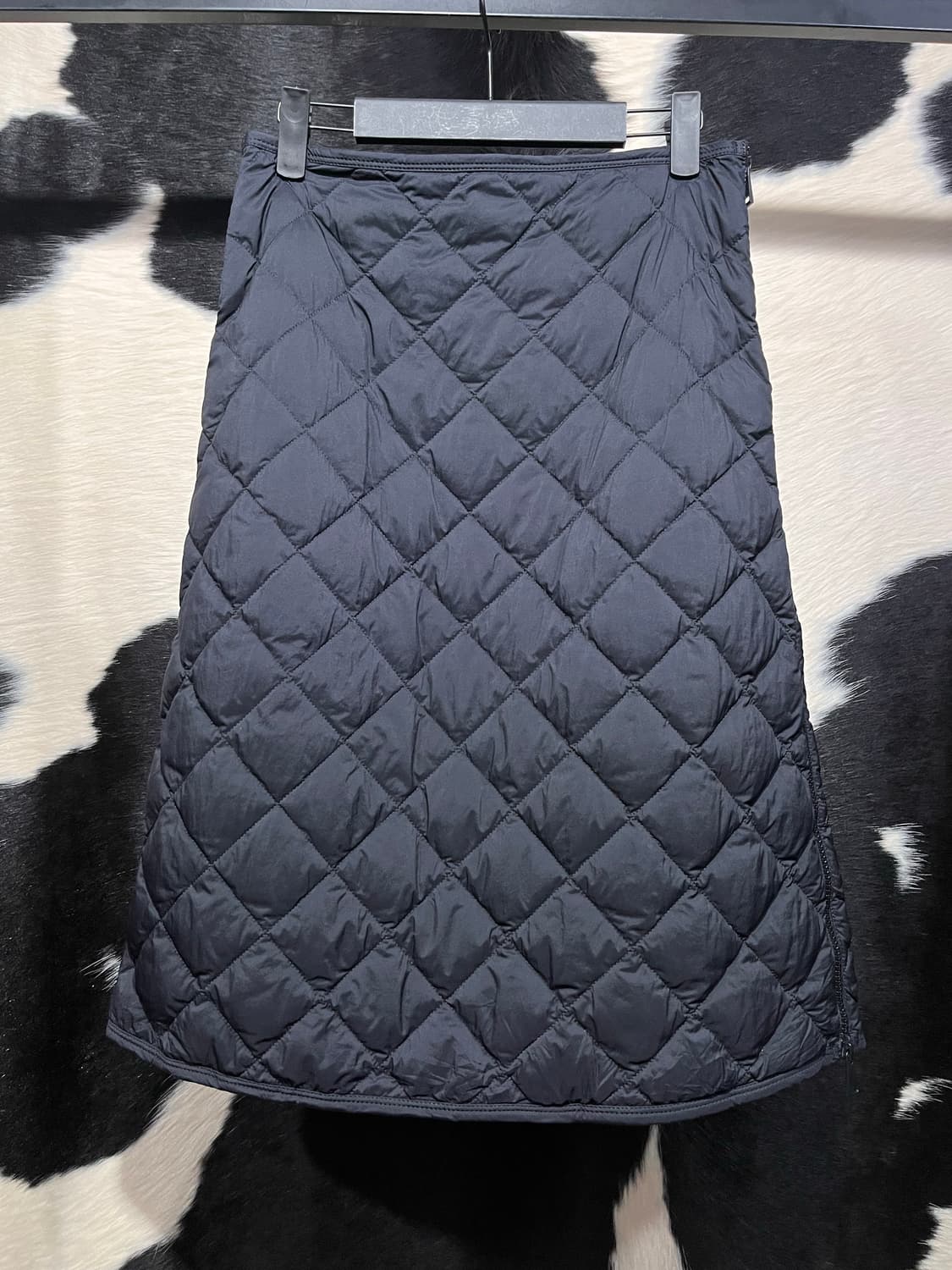 몽클레어 사이드 지퍼 퀄팅 미디 스커트 상품이미지3