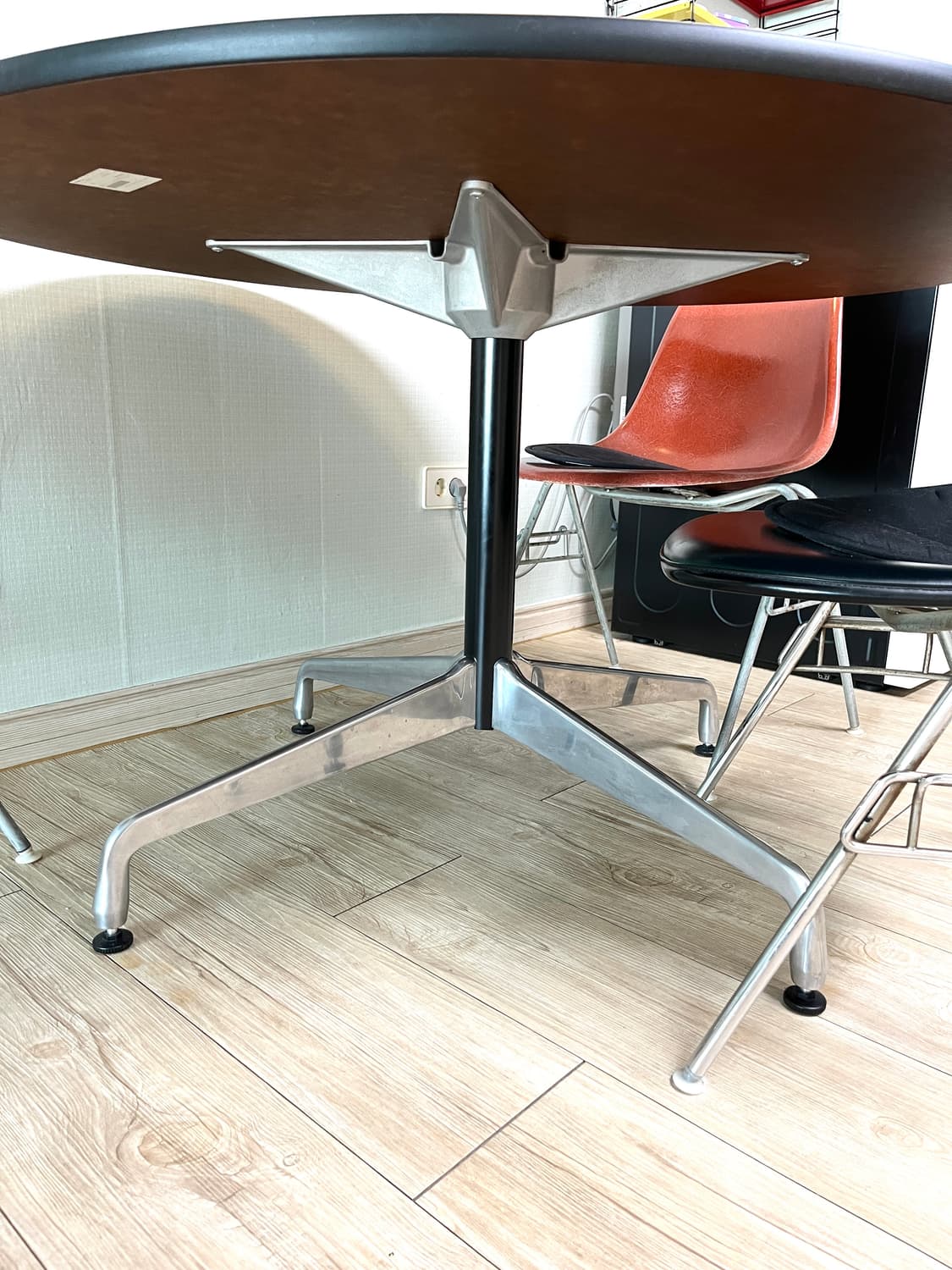 허먼밀러의 Eames 컨퍼런스 & 다이닝 테이블 121cm 상품이미지4