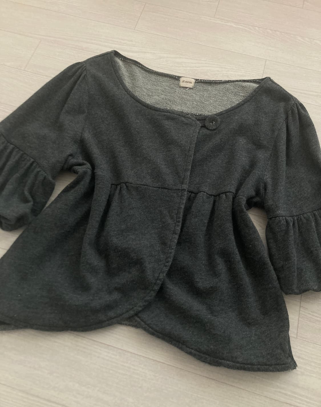 차콜 모리 프릴 블라우스 상품이미지1