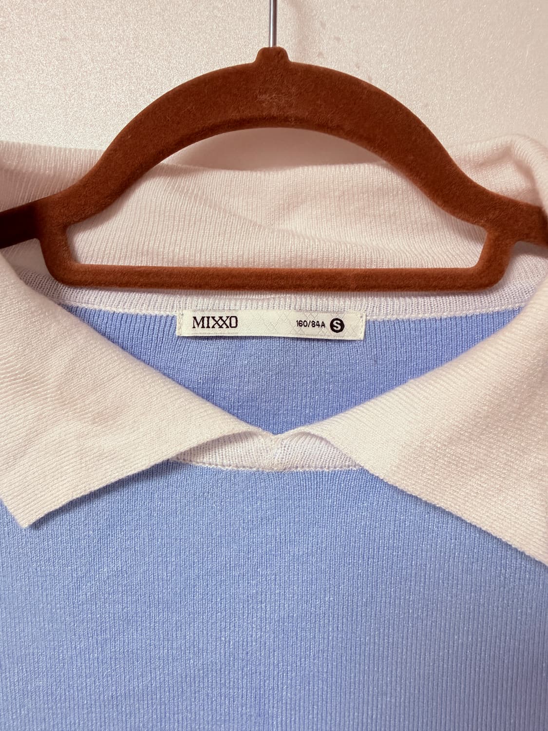 미쏘(MIXXO) 배색 카라 니트 라이트블루 데일리  상품이미지3