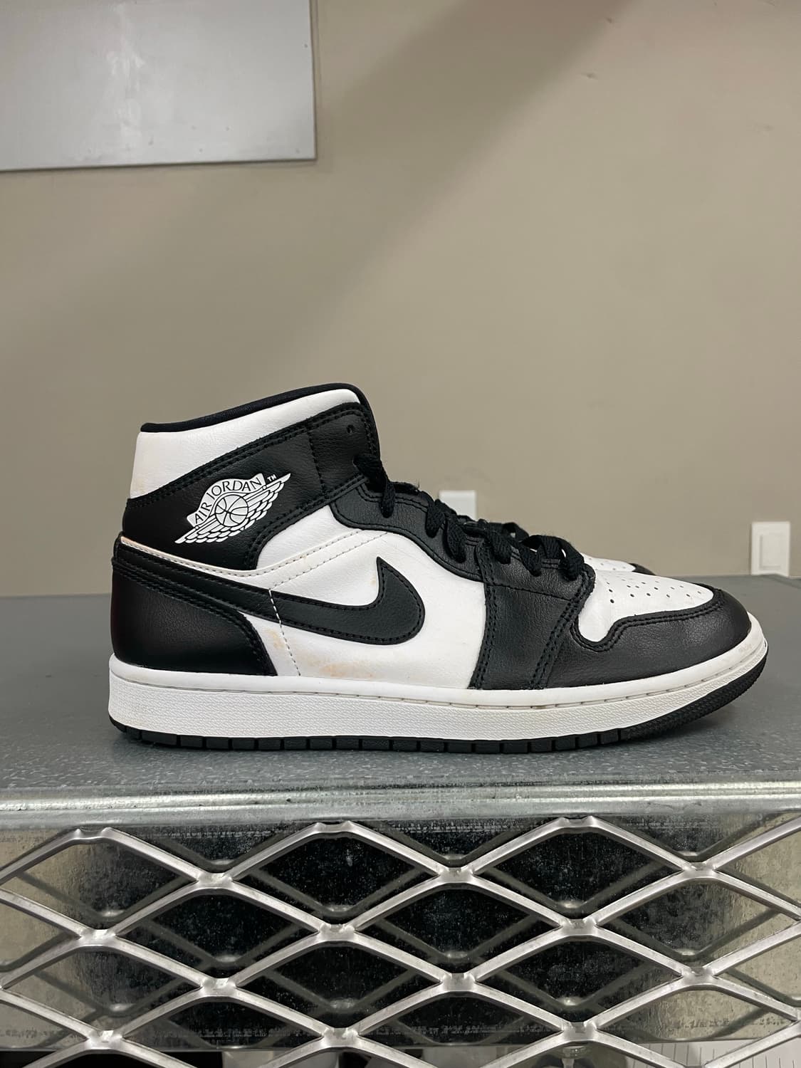 나이키 에어조던1 미드 화이트 블랙 255 상품이미지4
