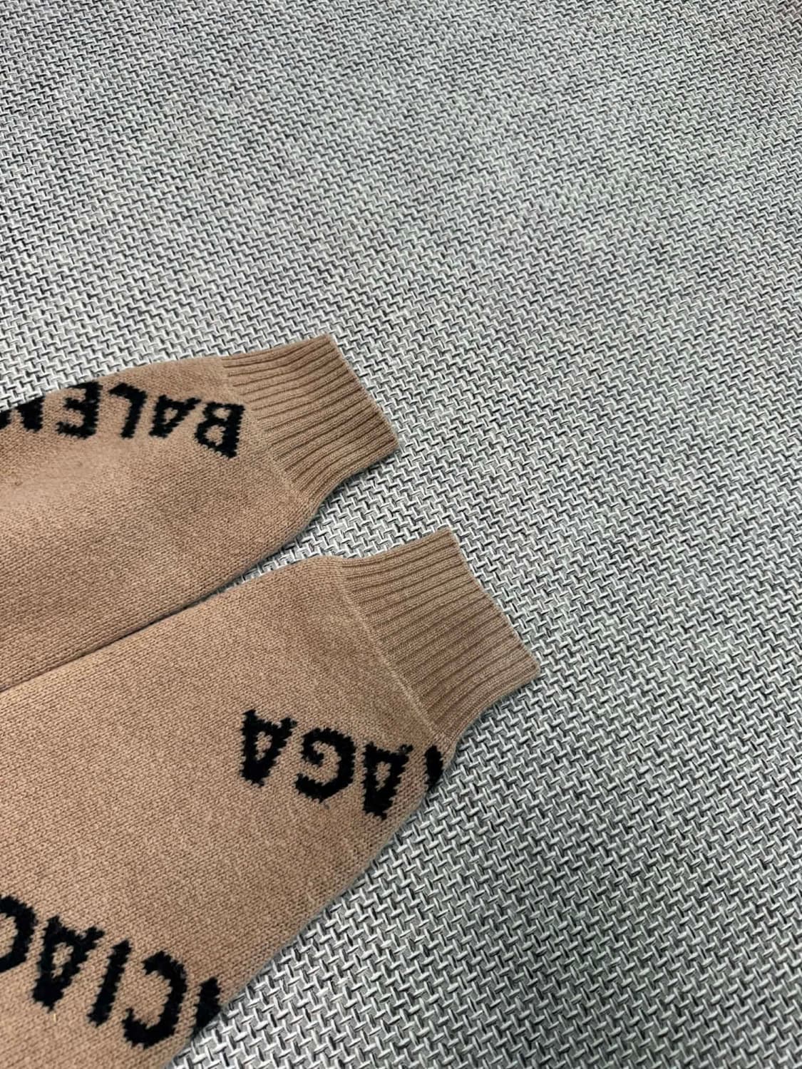 발렌시아가 멀티로고 니트 상품이미지5