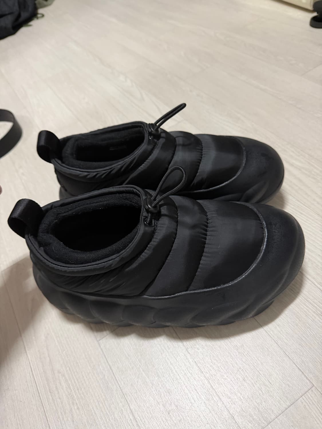 [265] 크록스 오버퍼프 쇼티 블랙 상품이미지1