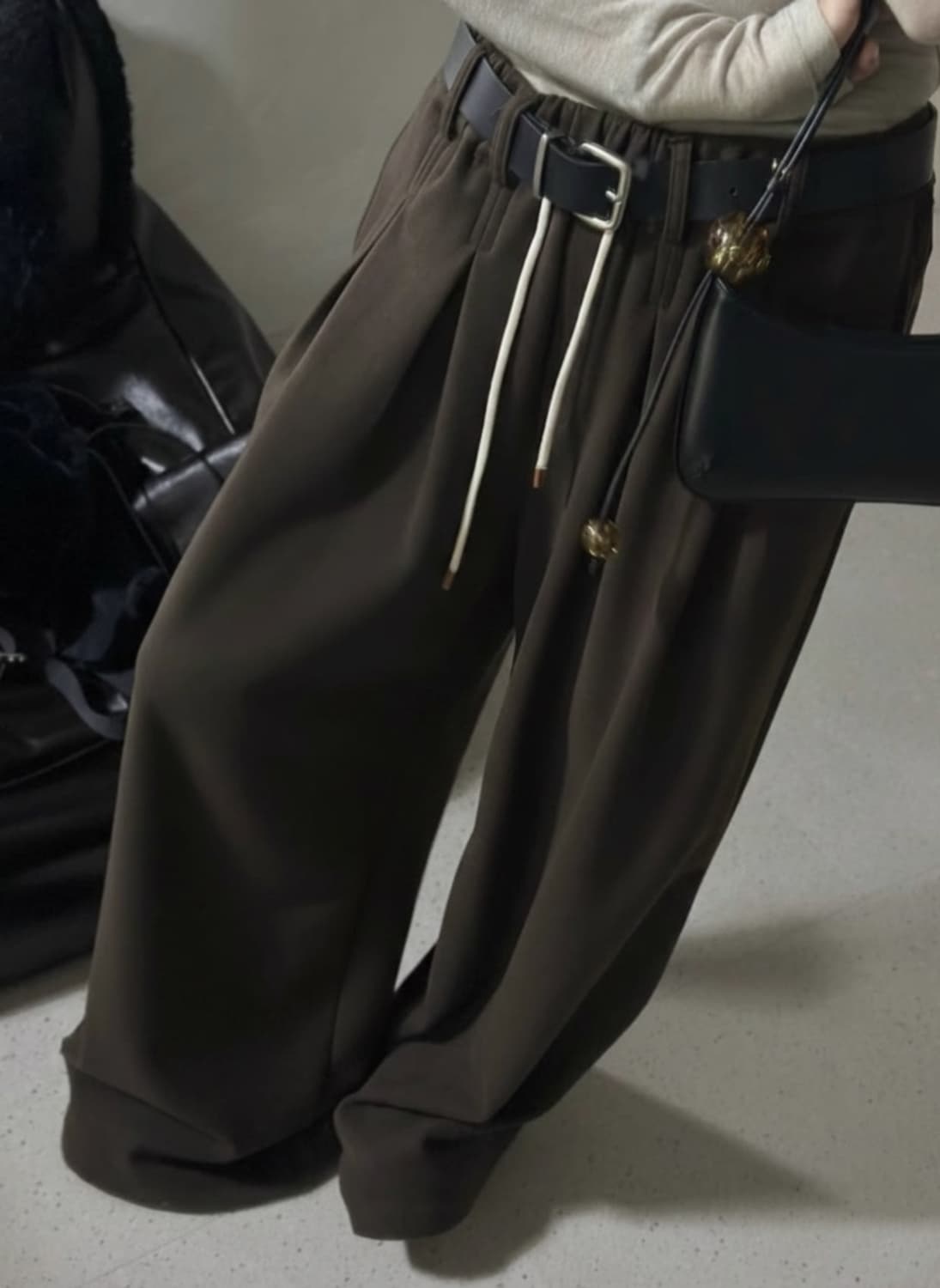 앳더앤드 콤마 와이드 밴딩 슬랙스 아웃핏 딥브라운 상품이미지2