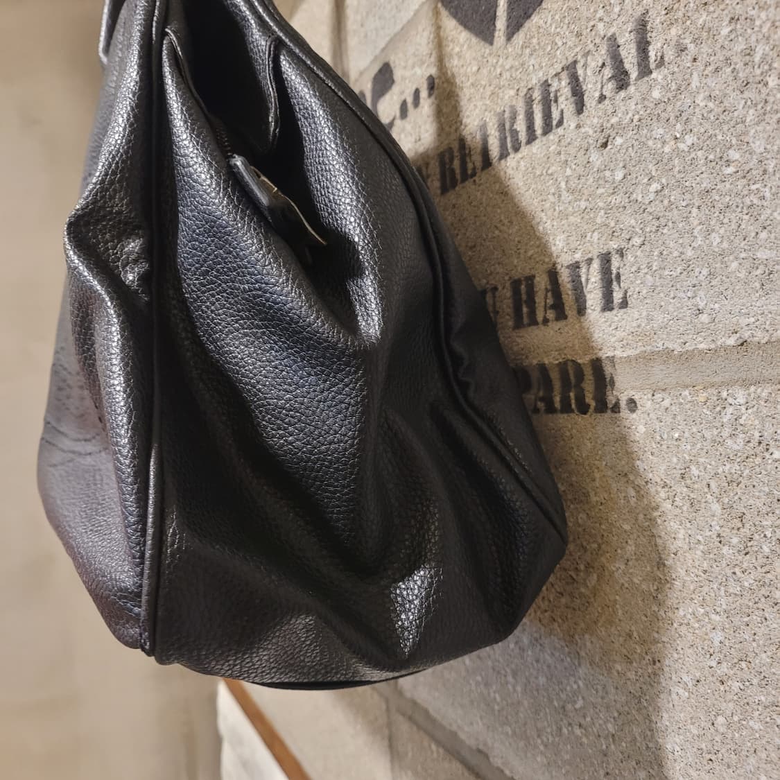 비비안웨스트우드 펀칭로고 토트백 상품이미지4