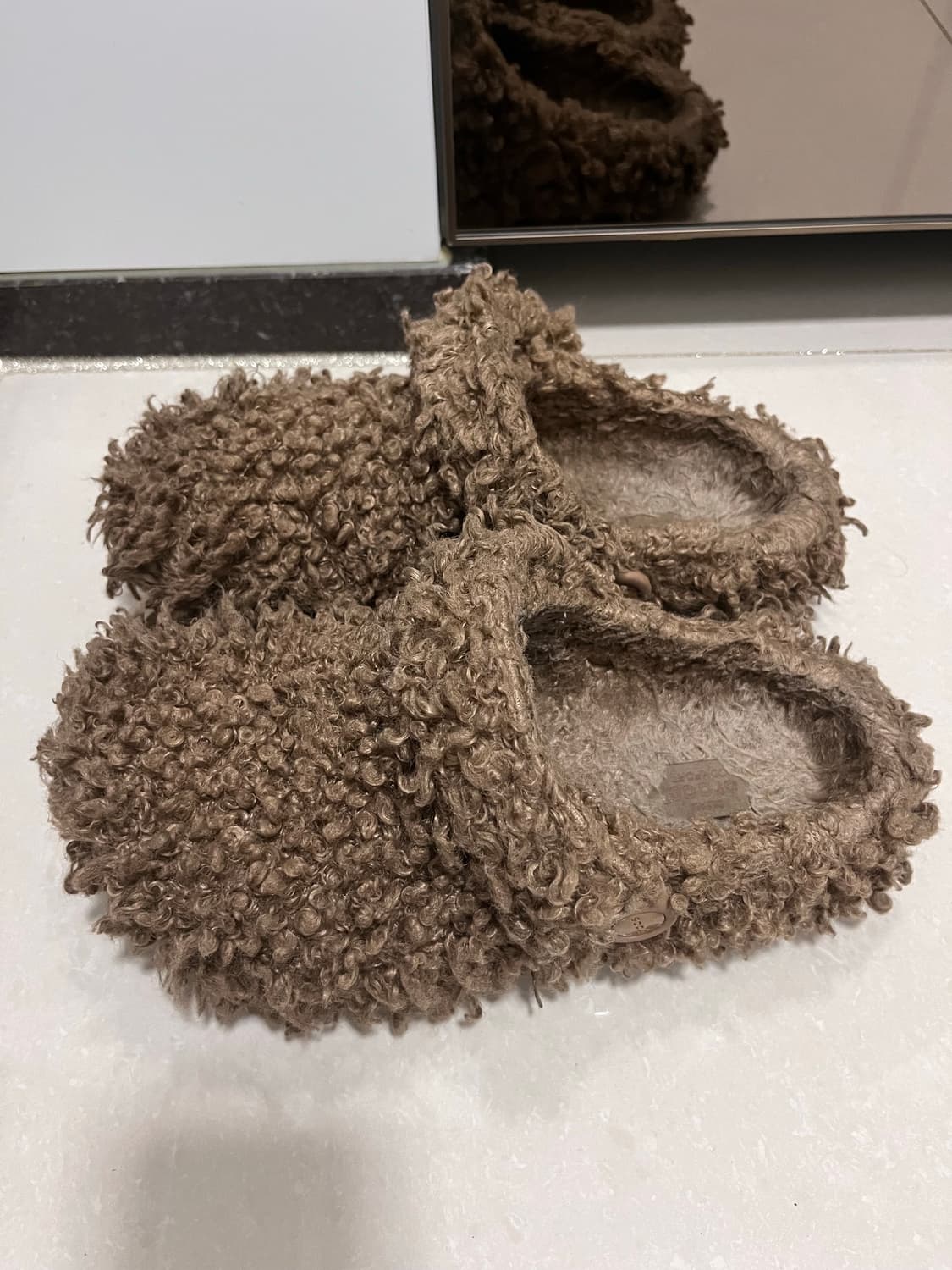 크록스 클래식 포우 두들 퍼 클로그 세피아 상품이미지3