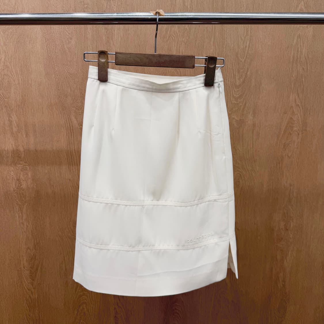 꾸레쥬 미디 스커트 로고 자수 사이드 슬릿 라인 디테일 A라인 화이트 상품이미지2