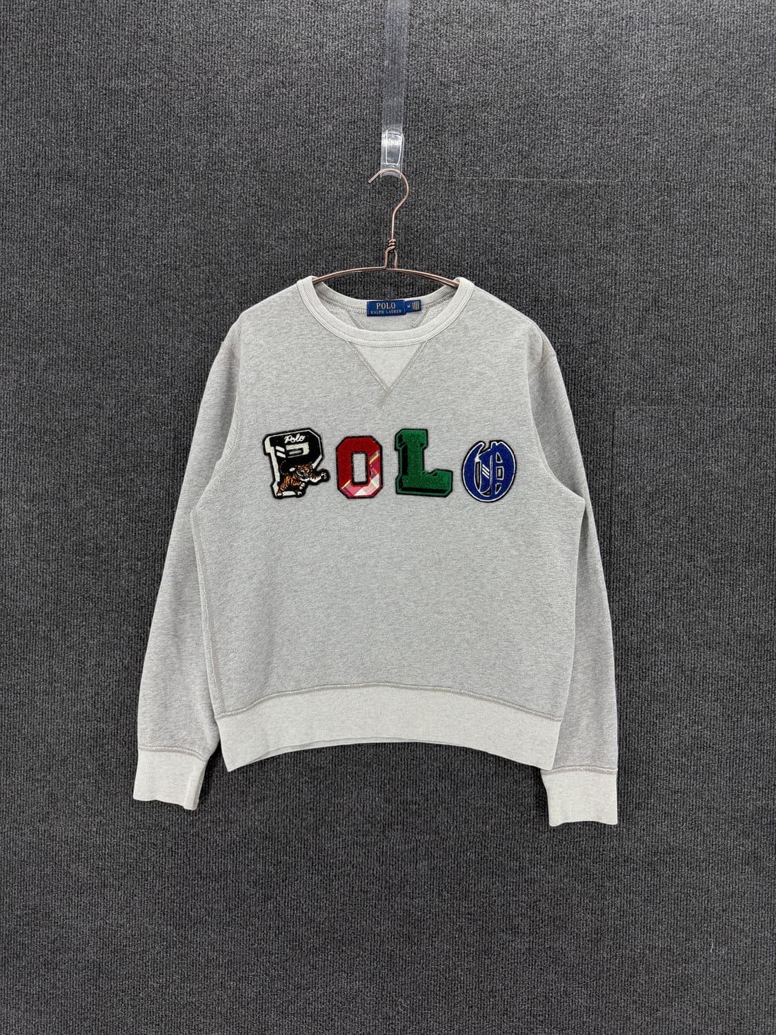 스펠아웃 패치 맨투맨 상품이미지1