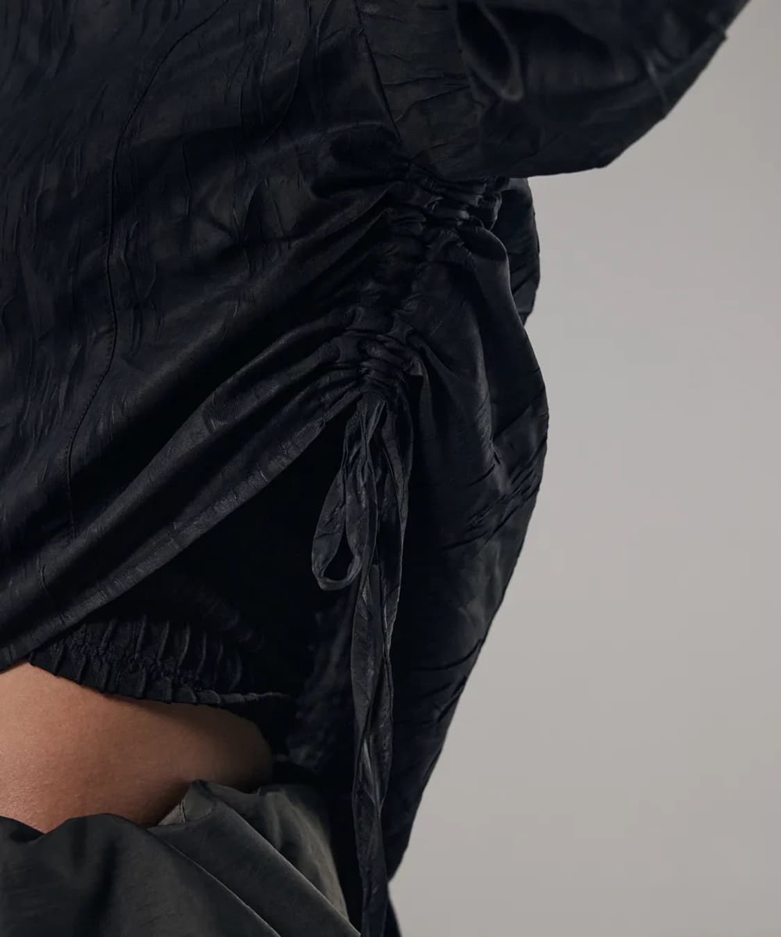 트리밍버드 Silky Wrinkled Hood Shirt (Black) 상품이미지4