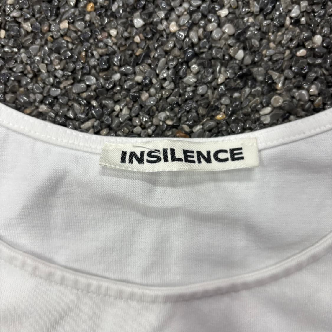인사일런스 스티치 디테일 티셔츠 상품이미지3
