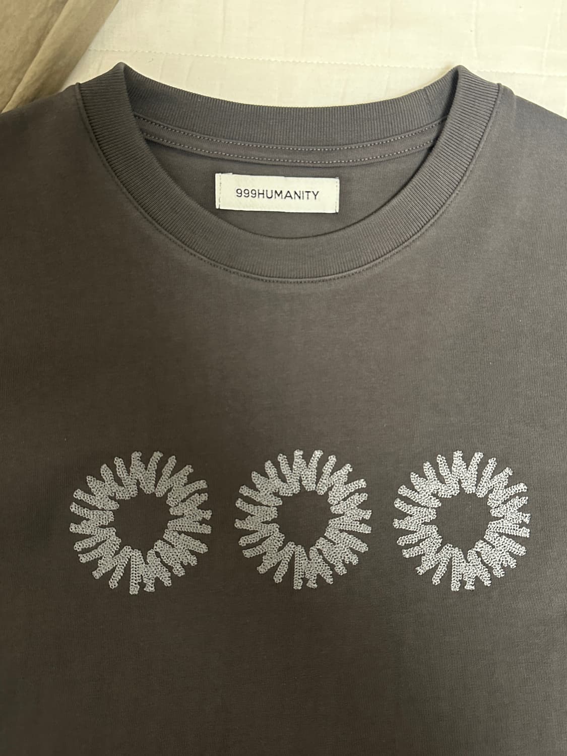 999휴머니티 EVD 로고 하프 티셔츠 차콜 상품이미지2