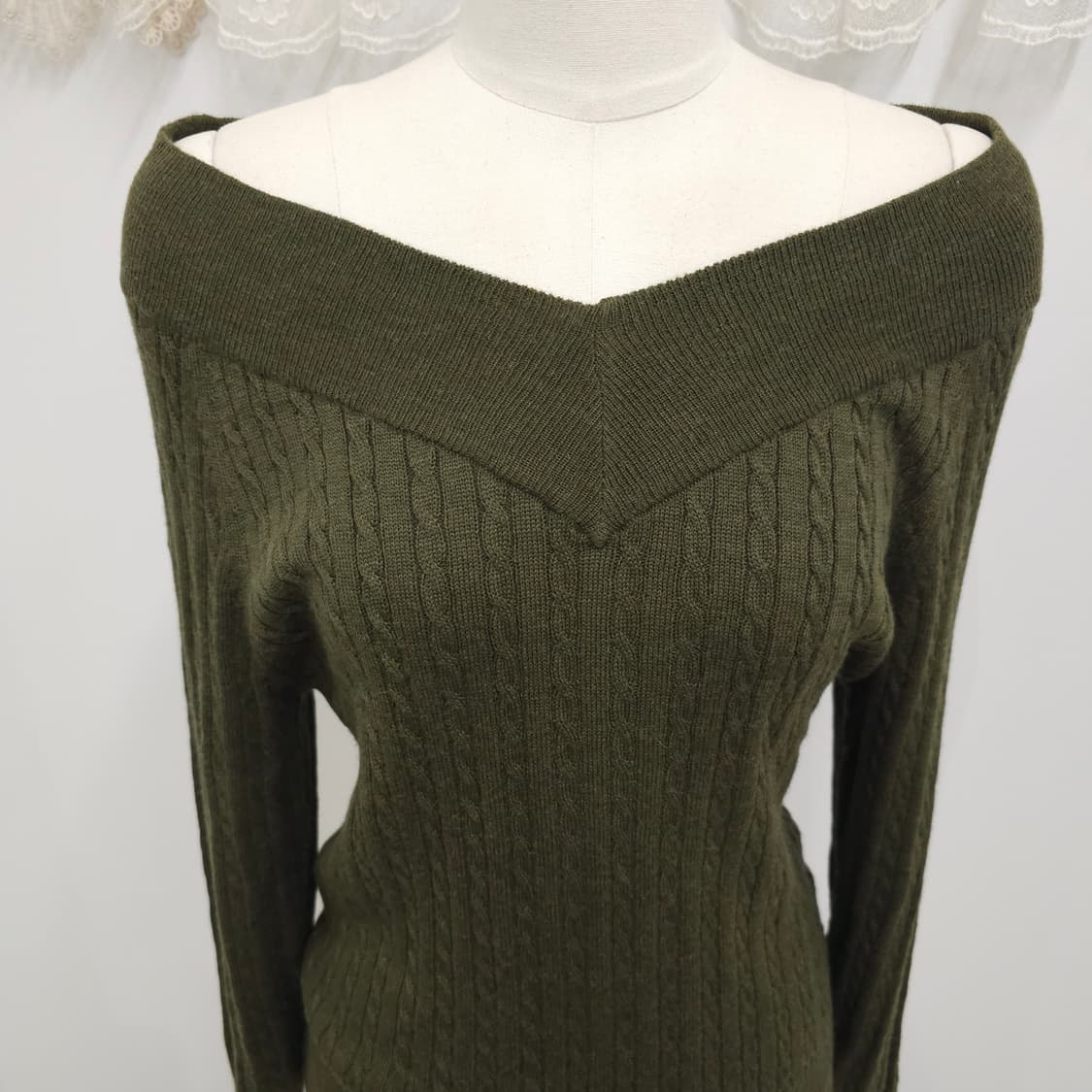 카키 오프숄더 꽈베기 니트 상품이미지4