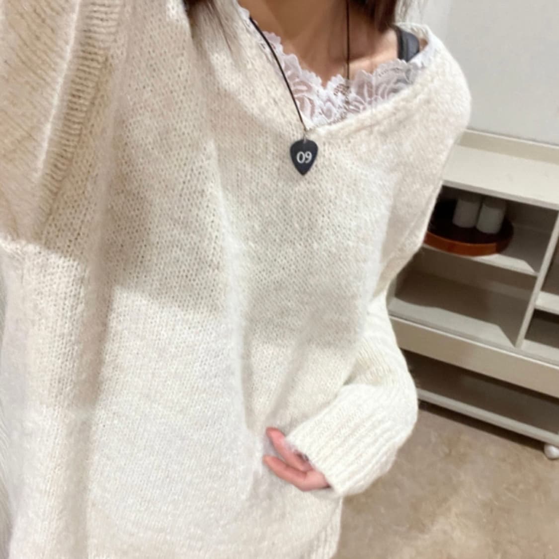 김아홉 |  브이넥 레이스 니트 상품이미지2