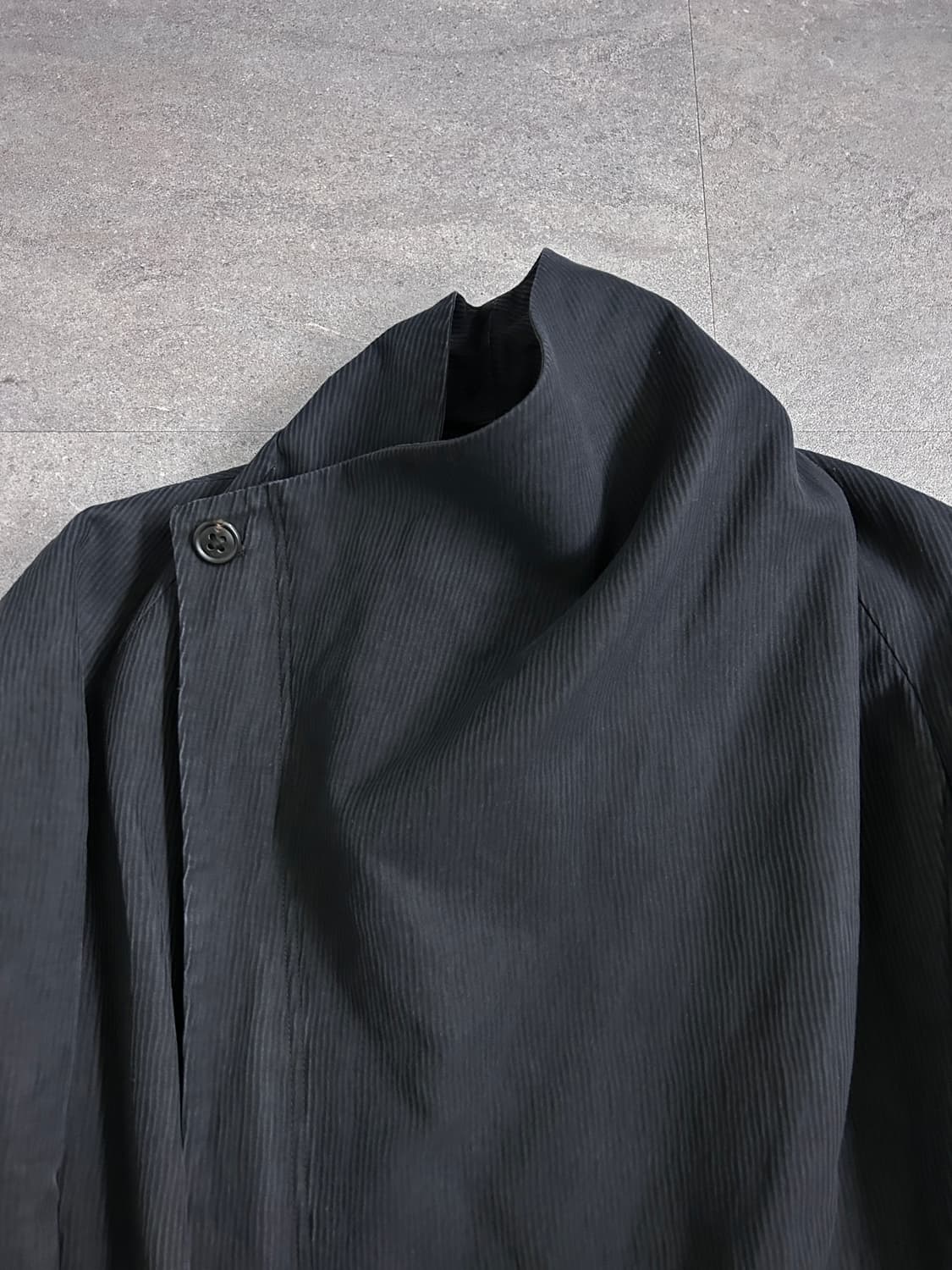 다미르도마 09fw 비대칭 하이넥 코트 상품이미지2