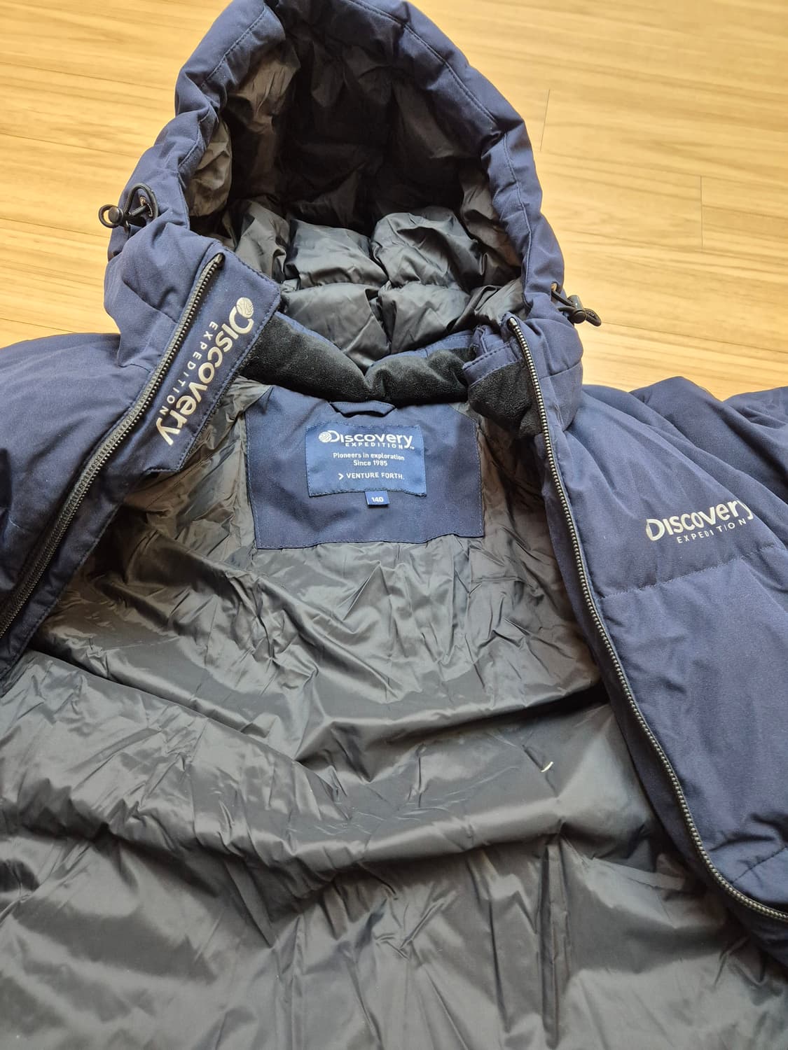 디스커버리 키즈 네이비 패딩 140사이즈입니다. 가슴둘레 73cm이고,  상품이미지6