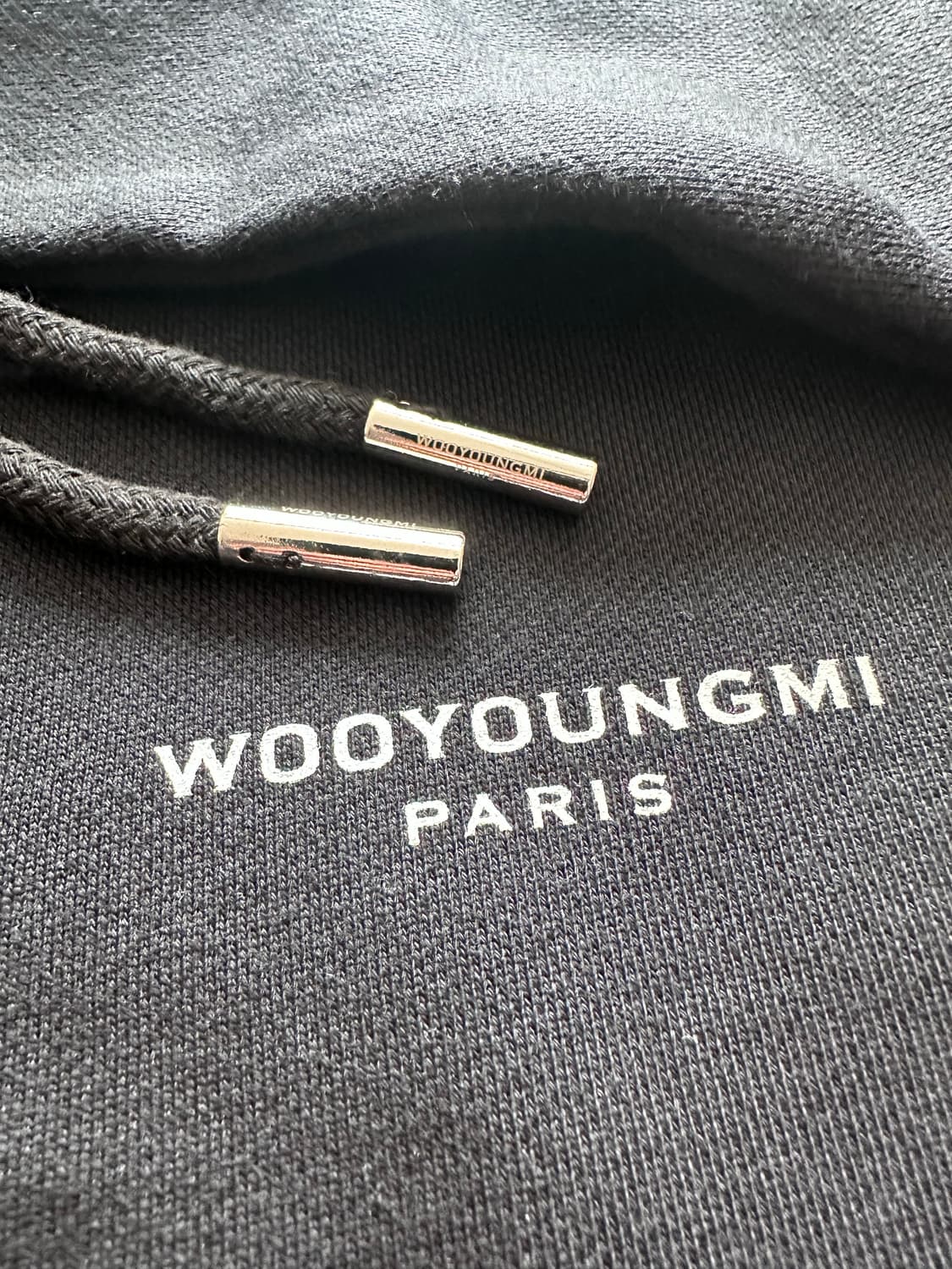 WOOYOUNGMI 우영미 플라워 백로고 후드 블랙 상품이미지3