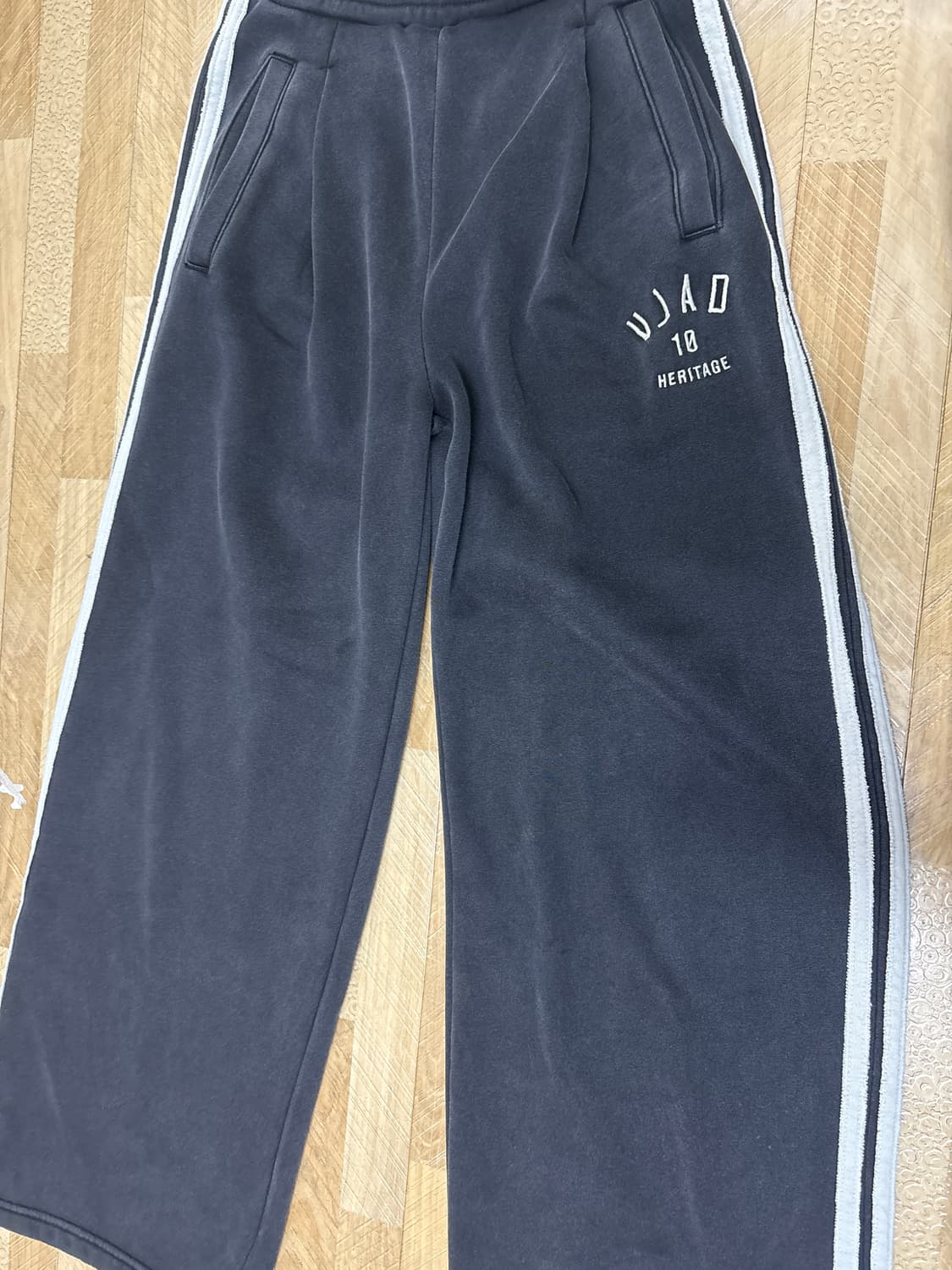 VLAD 원턱 커브드 트랙 스웻 팬츠_피그먼트 차콜 상품이미지1