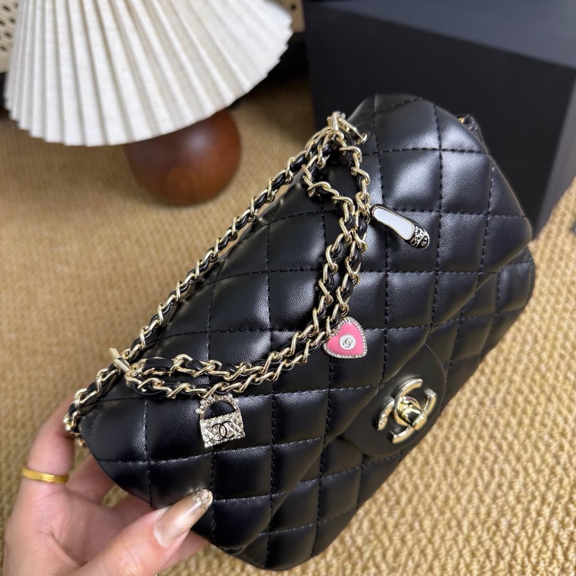 샤넬VIP 리미티드 에디션 기프트 래더 하트쉐입 크로스백 상품이미지2