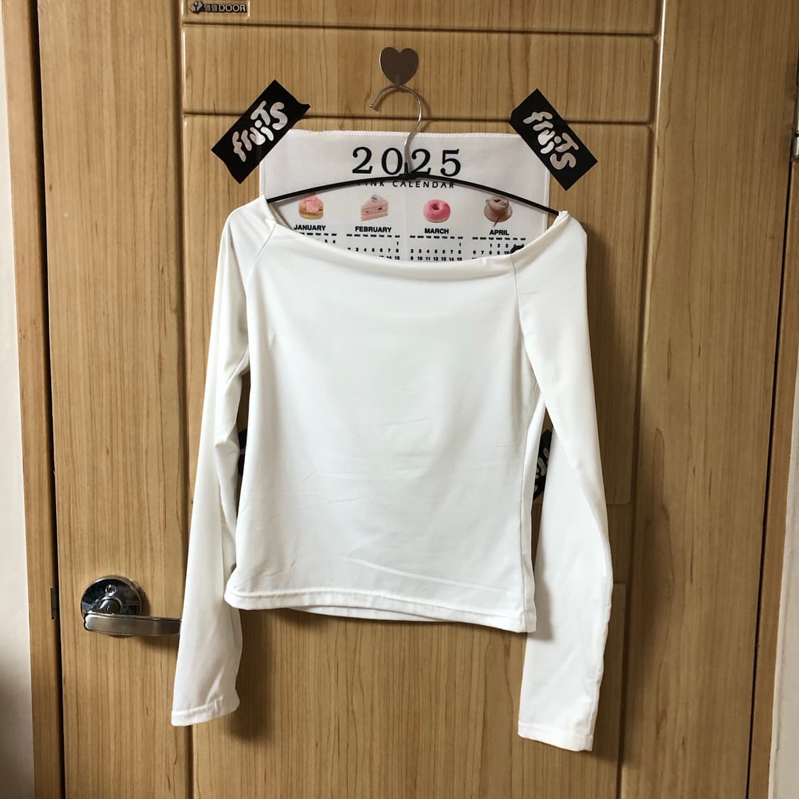 화이트 오프숄더 티셔츠 ⏱️  상품이미지2