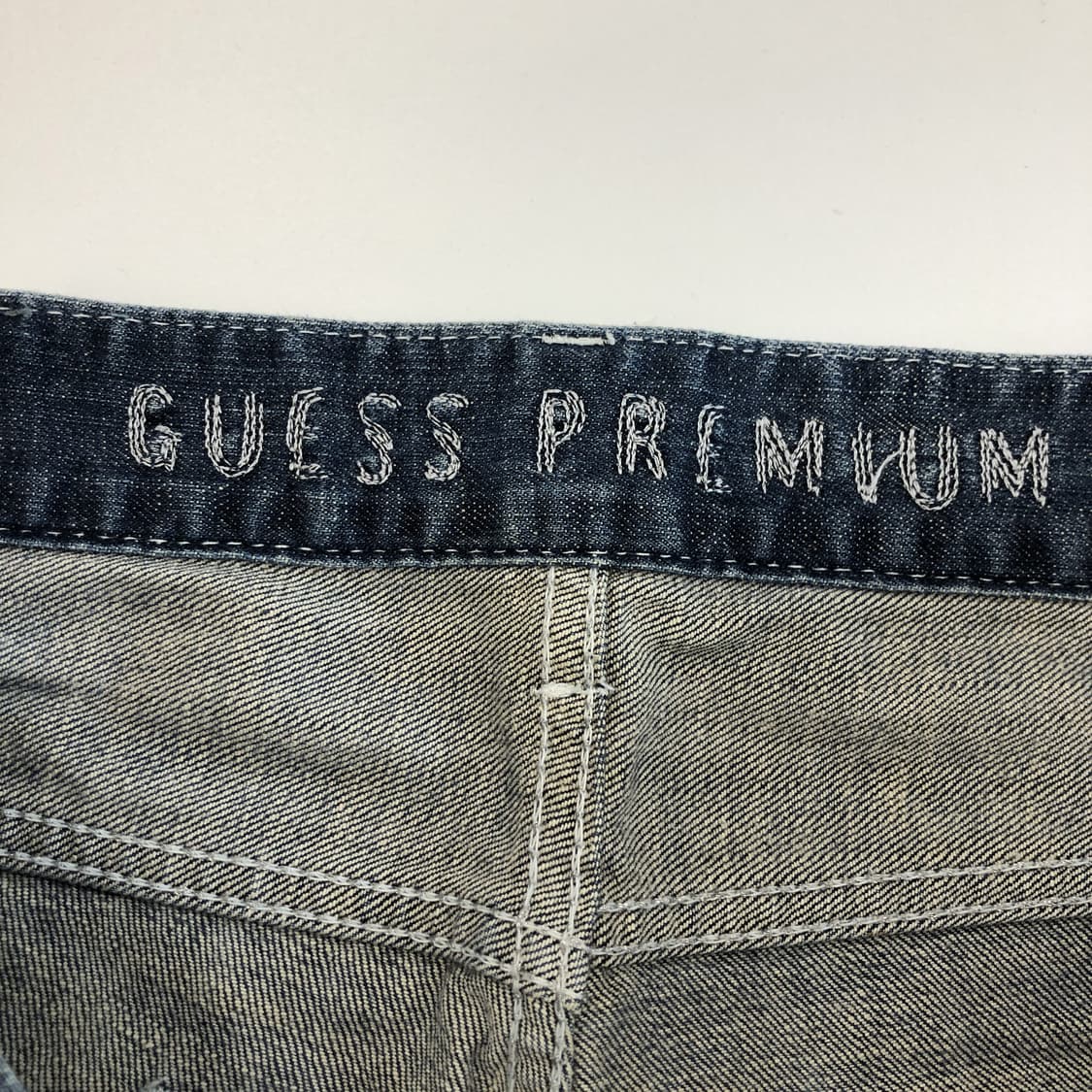 게스 화이트 스틸로고 스트레이트 데님진 32 인치 상품이미지5