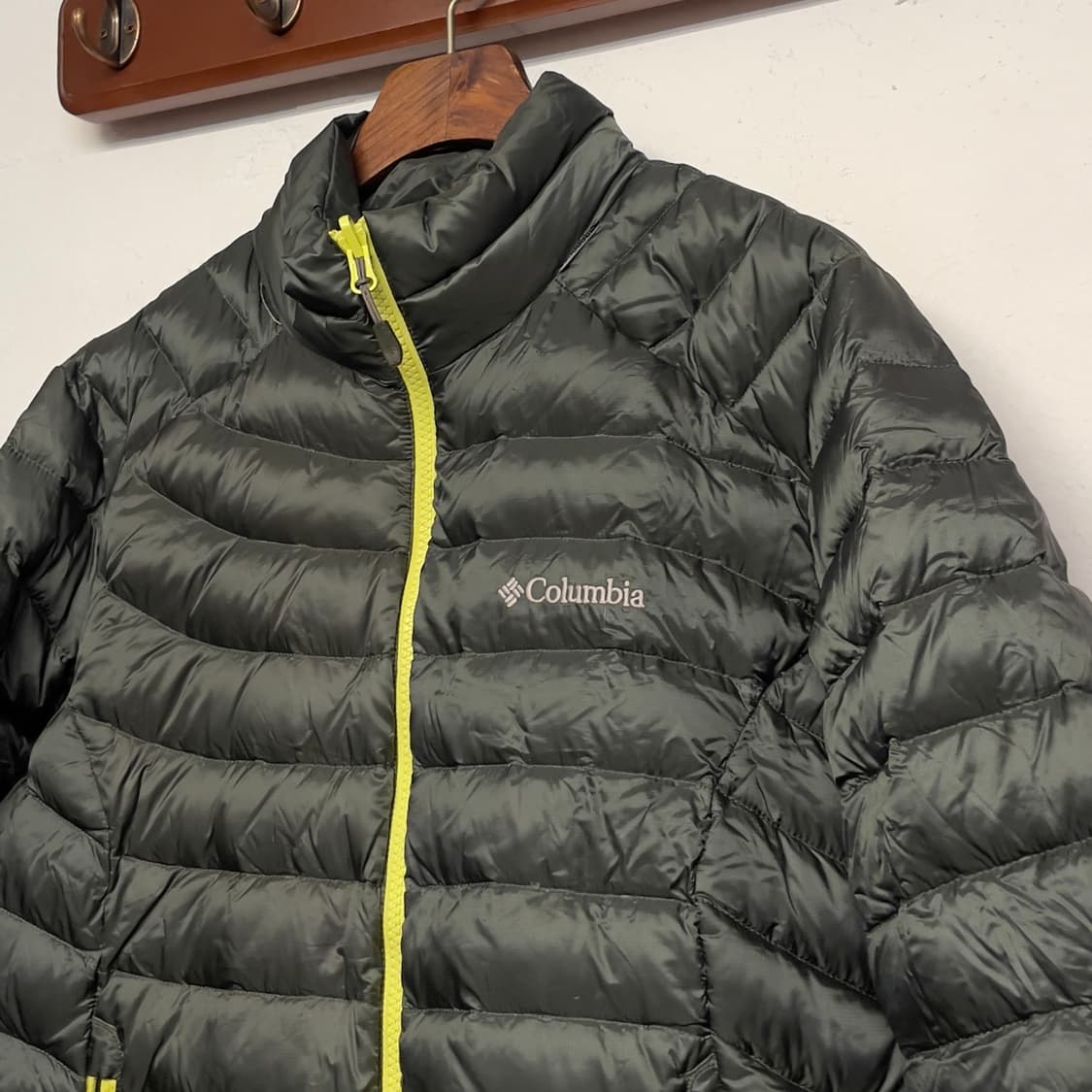 컬럼비아 옴니쉴드 구스다운 카키 경량 패딩 상품이미지2