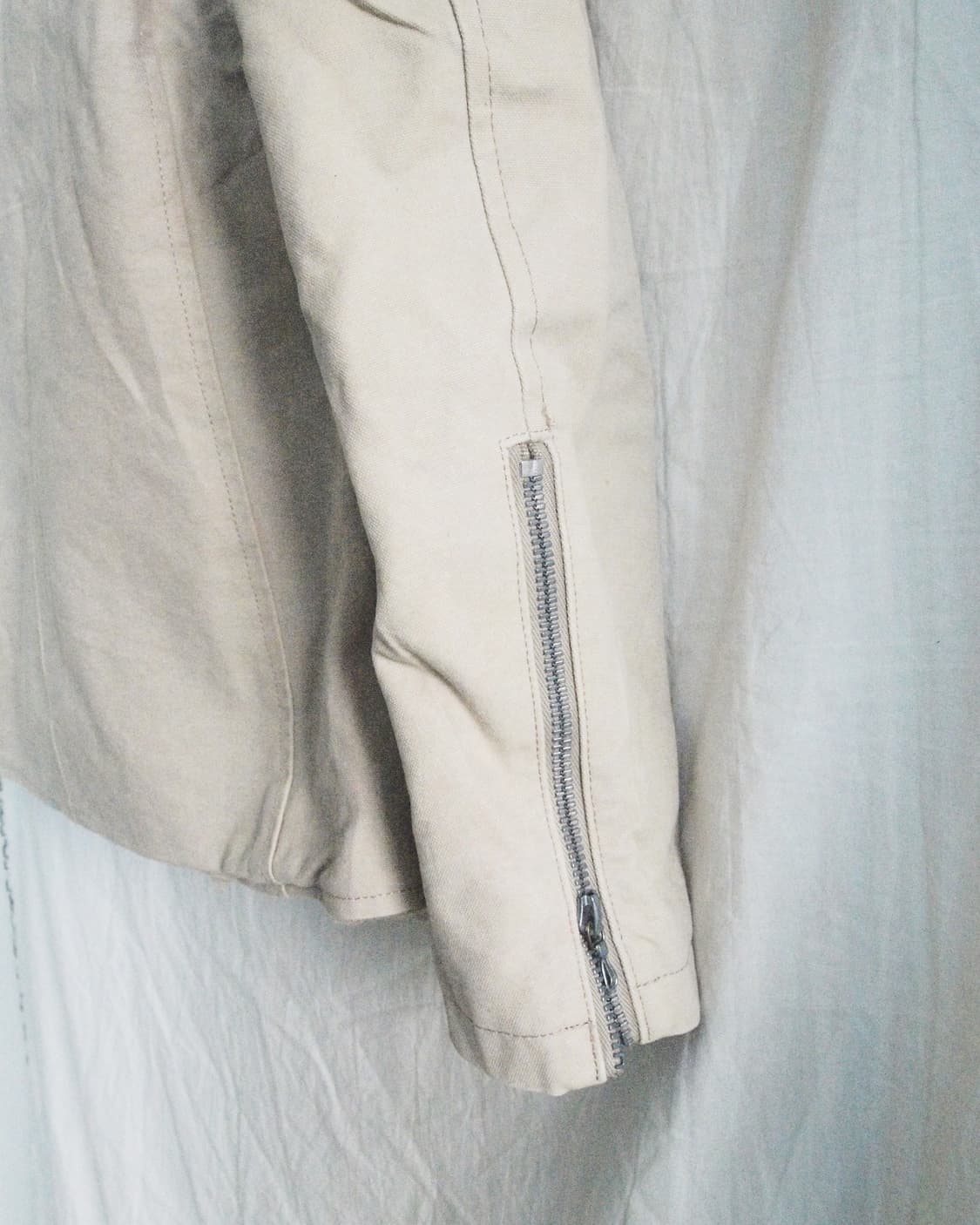 어태치먼트 초기 사선지퍼 하이넥 드레이프 자켓 상품이미지8