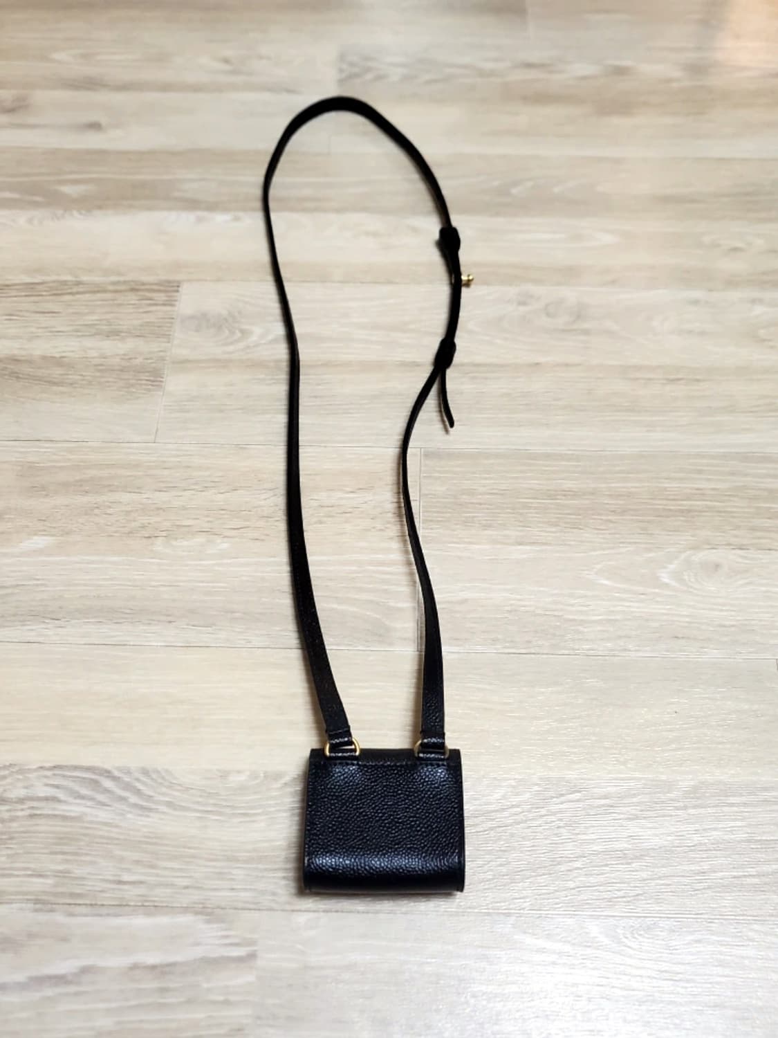 톰브라운 페블 레더 미니 파우치 위드 숄더 스트랩 상품이미지4