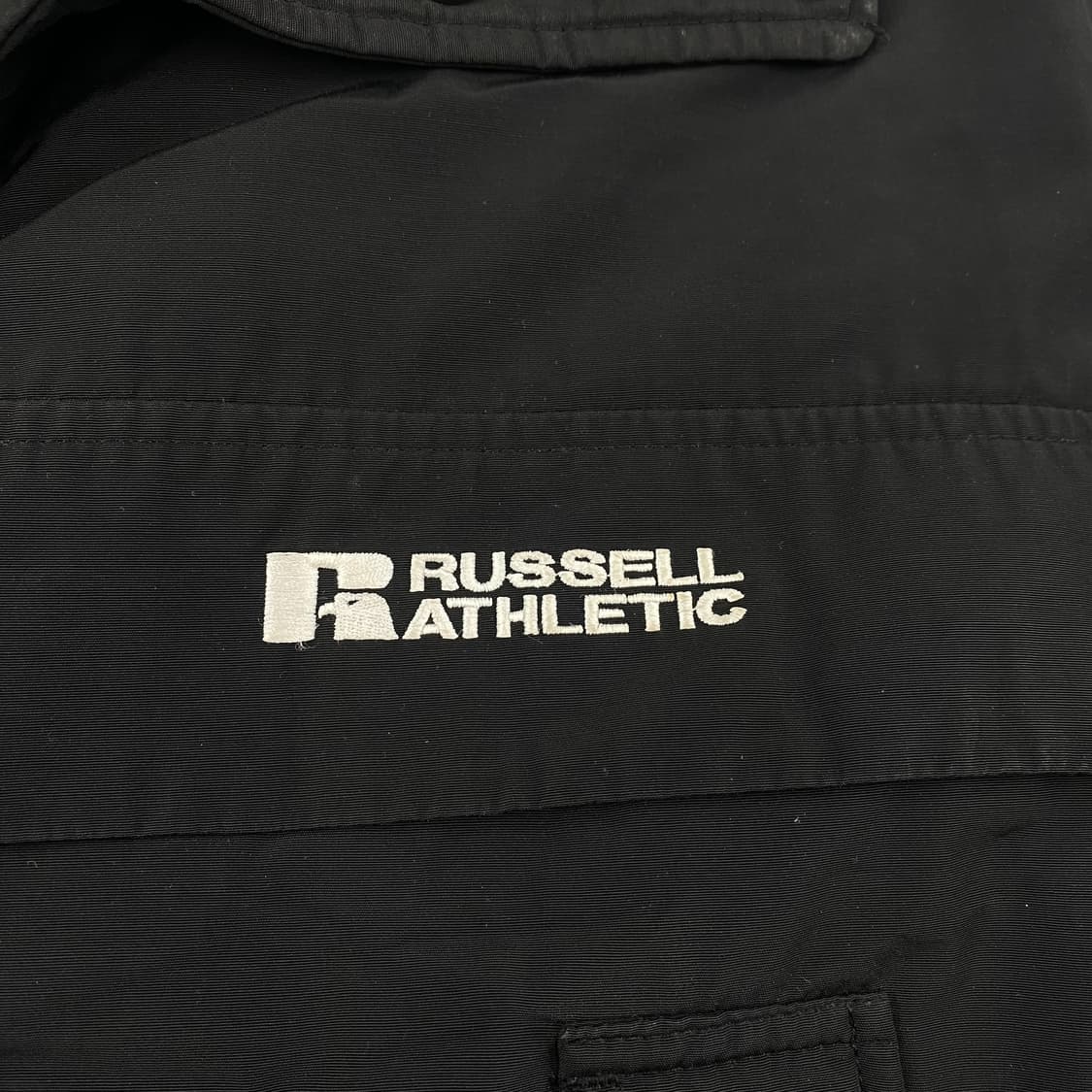 러셀어틀레틱 스펠아웃 빅로고 블랙 패딩 점퍼 (105) 상품이미지3