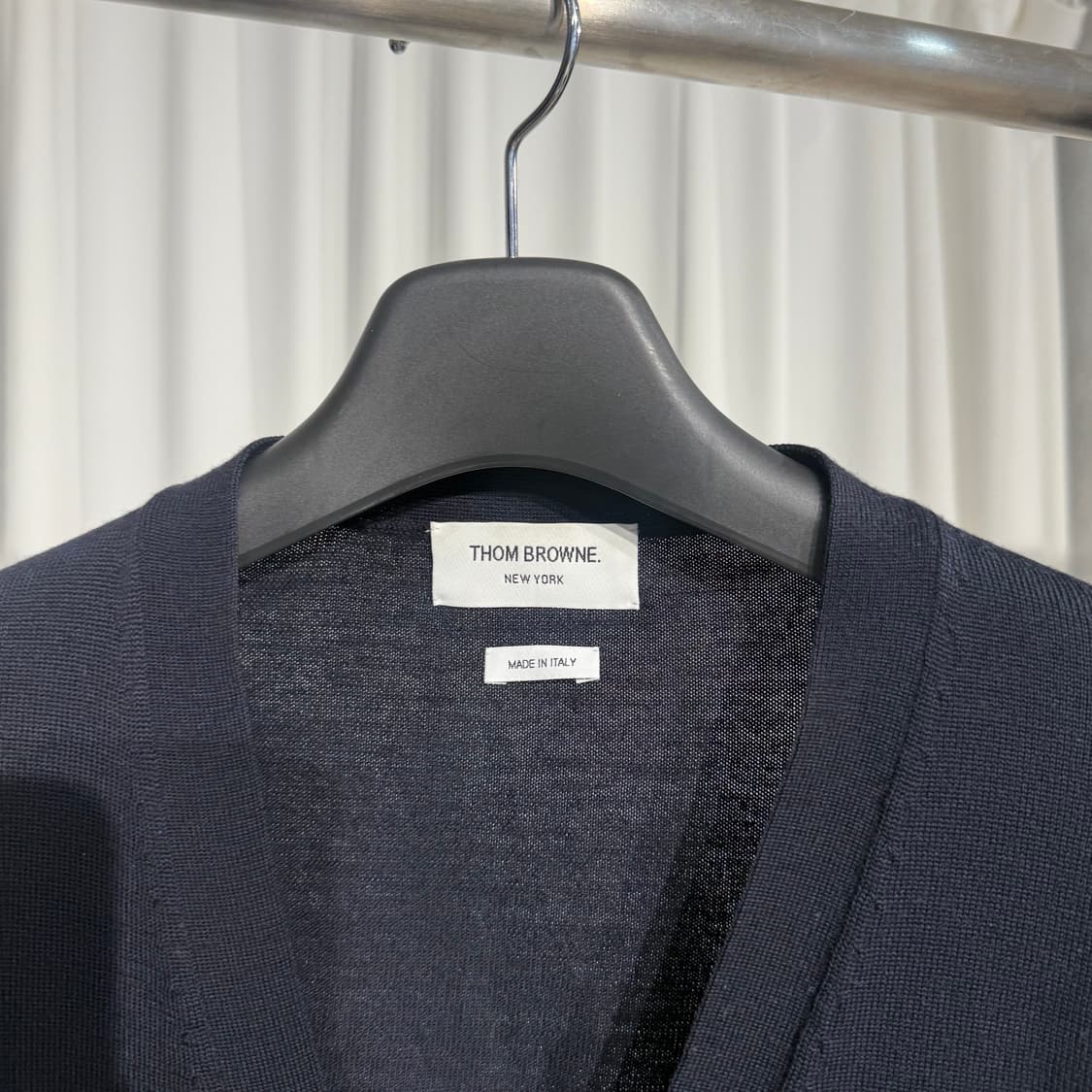 (5) 톰브라운 25SS 사선완장 버드 앤 비 브이넥 가디건 상품이미지4