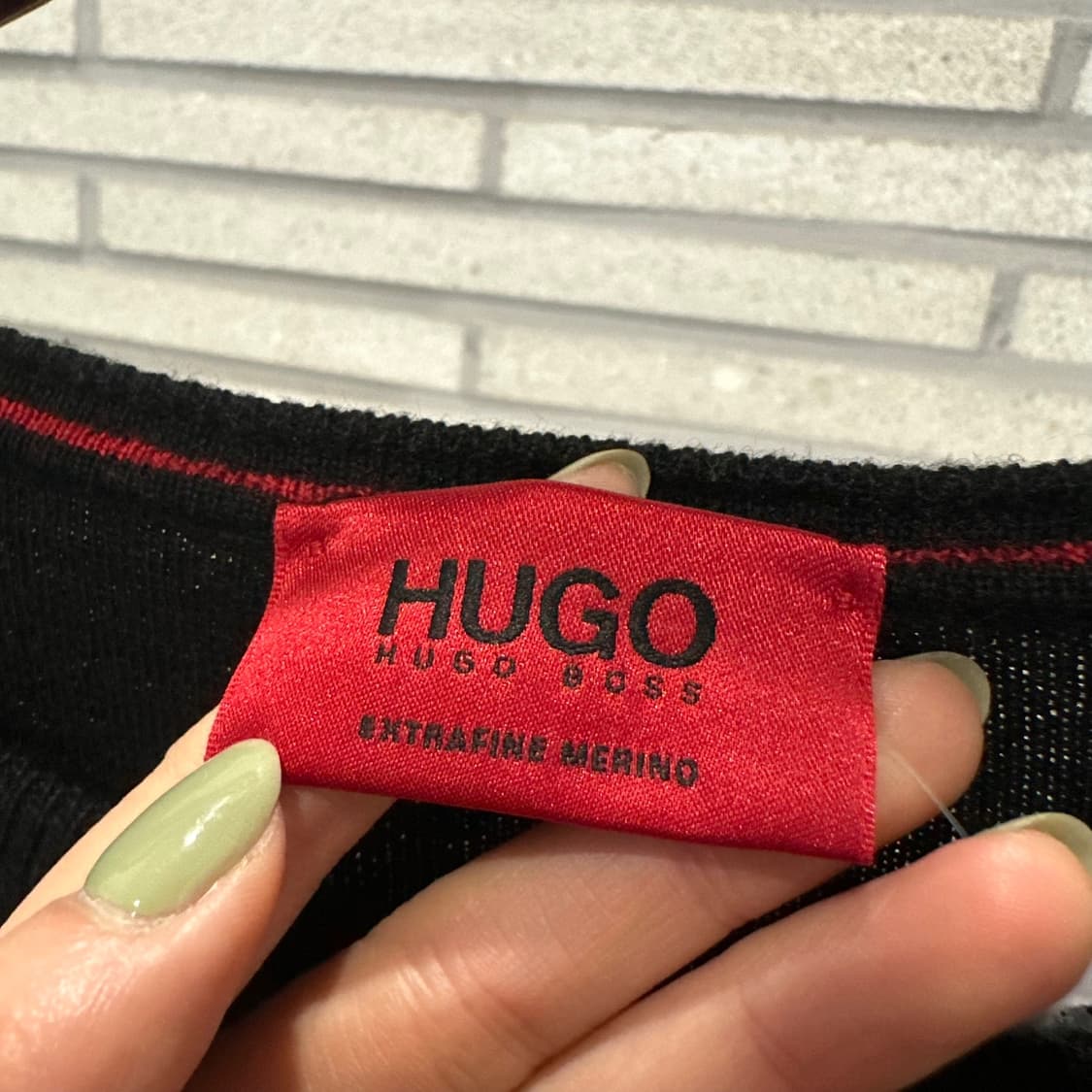 휴고보스 라운드넥 울 니트 배색 밑단 로고 플레이트 디테일 블랙 레드 상품이미지6