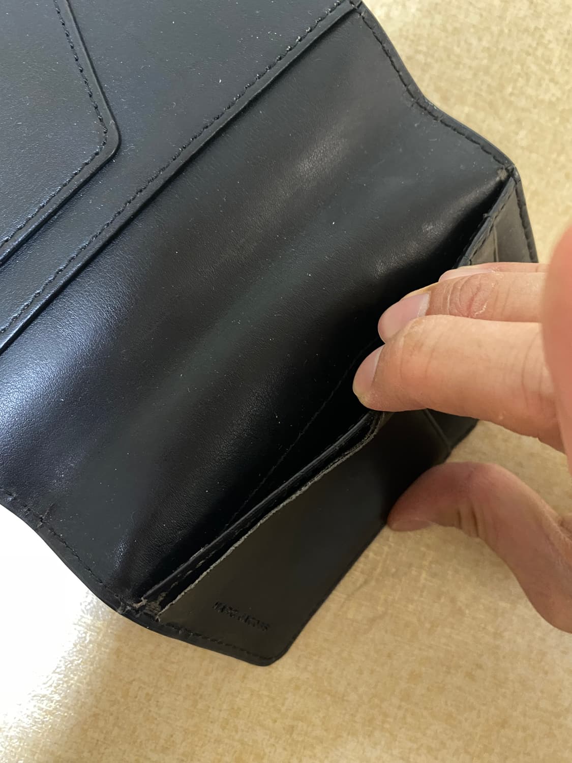 마크제이콥스 블랙 레더 여권 지갑 상품이미지4