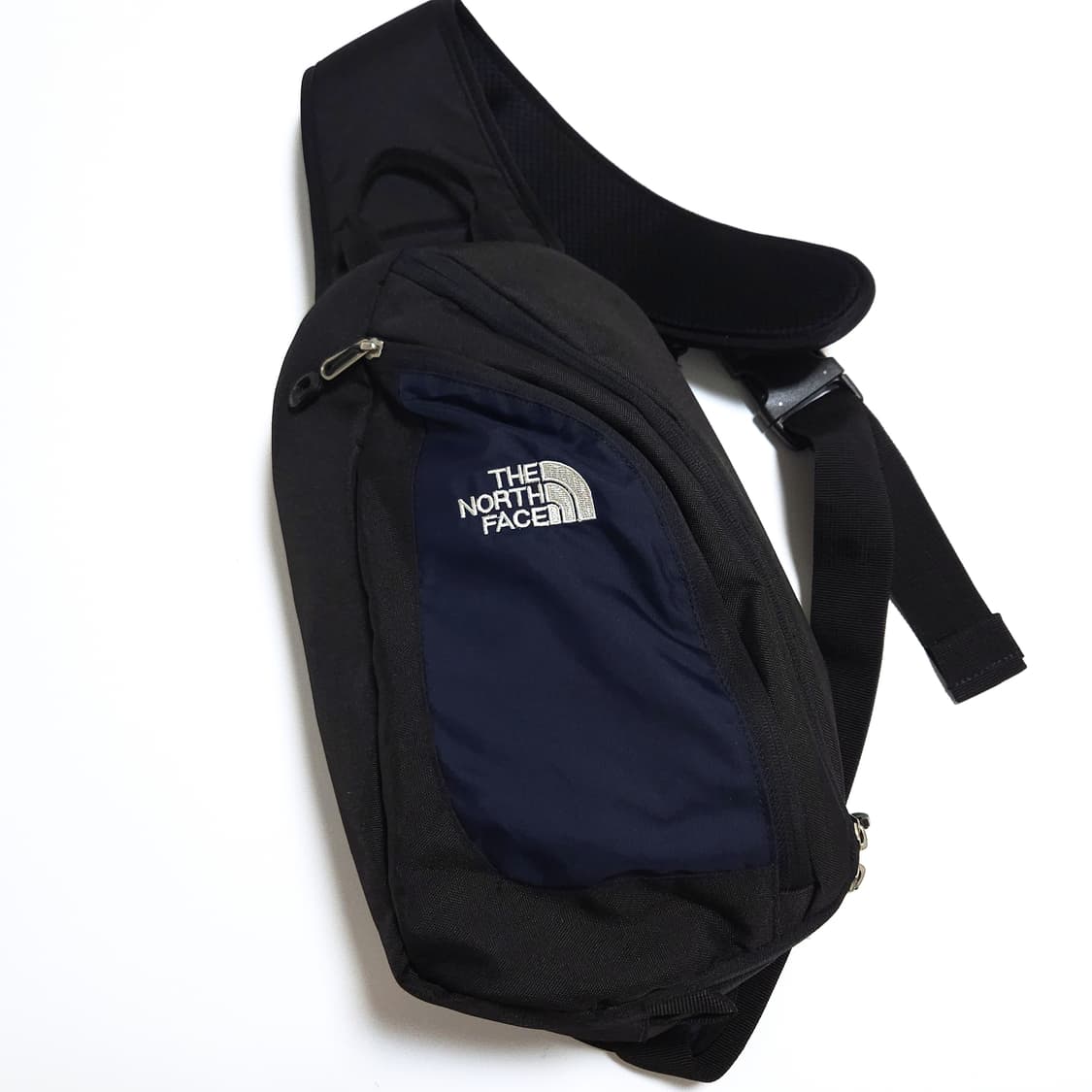 노스페이스 바디 슬링백 크로스백 네이비블랙 상품이미지2