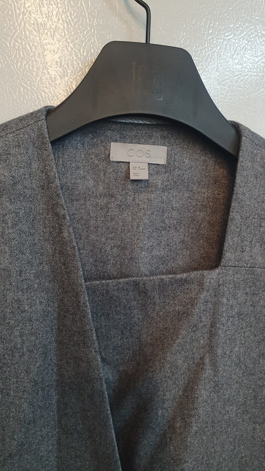 COS 울롱조끼40
울70% 폴리25% 케시미어5%
구김살짝외상태최상입니 상품이미지4