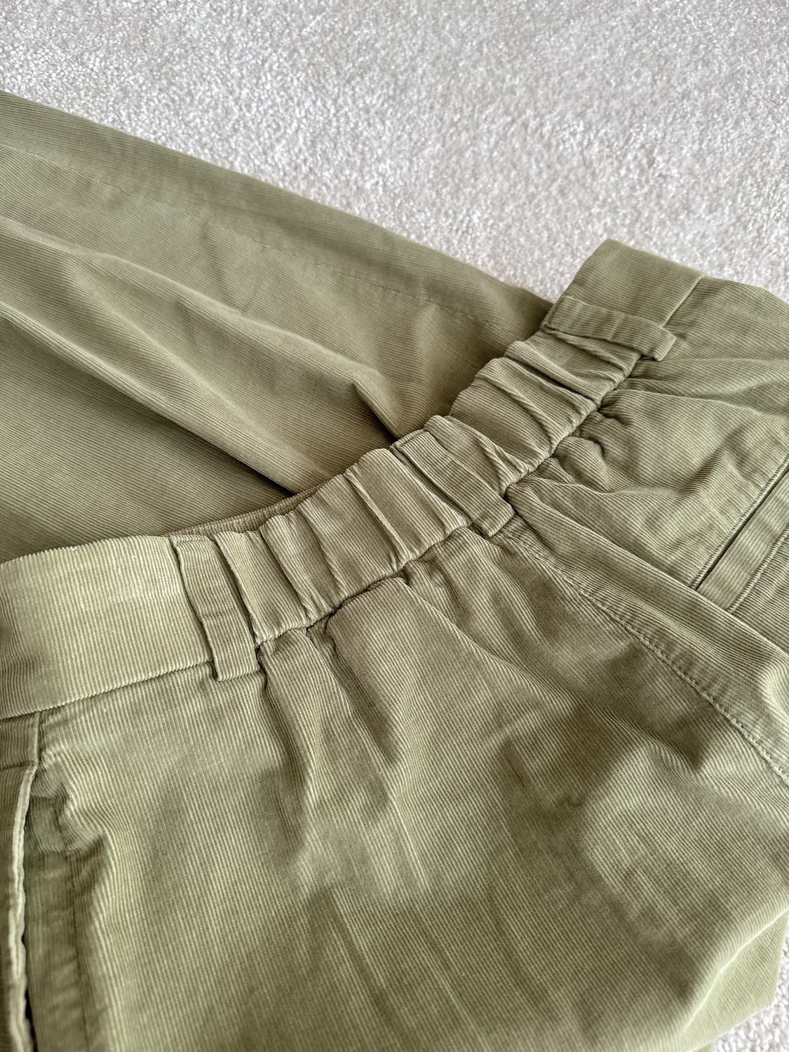 [COS] 코스 투턱 허리밴딩 코듀로이 치노 팬츠 착샷 상품이미지7