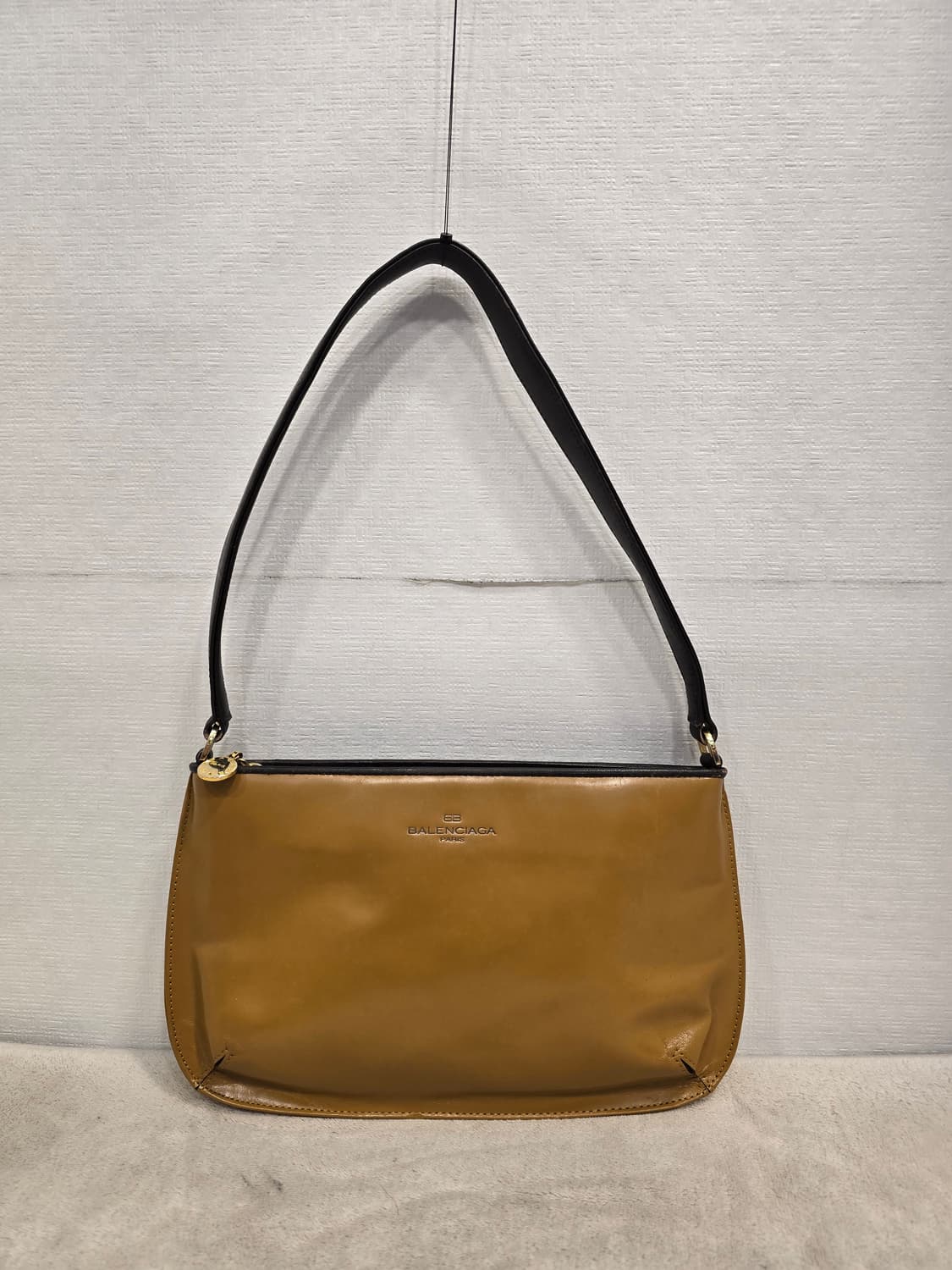 발렌시아가 카멜 숄더백 상품이미지1