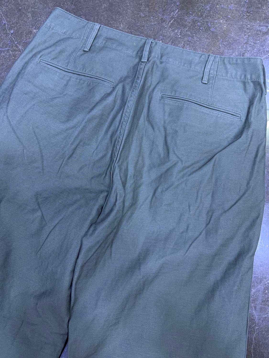 무신사스탠다드 백사틴 와이드 오피서 팬츠 카키 31 상품이미지9