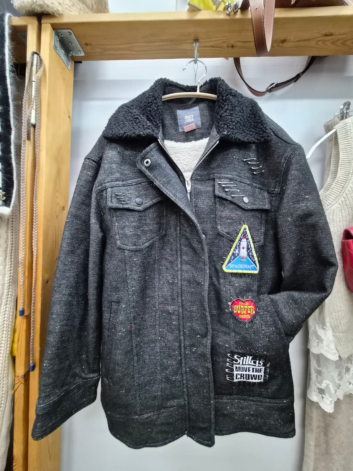 쥬시쥬디 옷핀 자수와팬 뽀글이 점퍼 상품이미지1