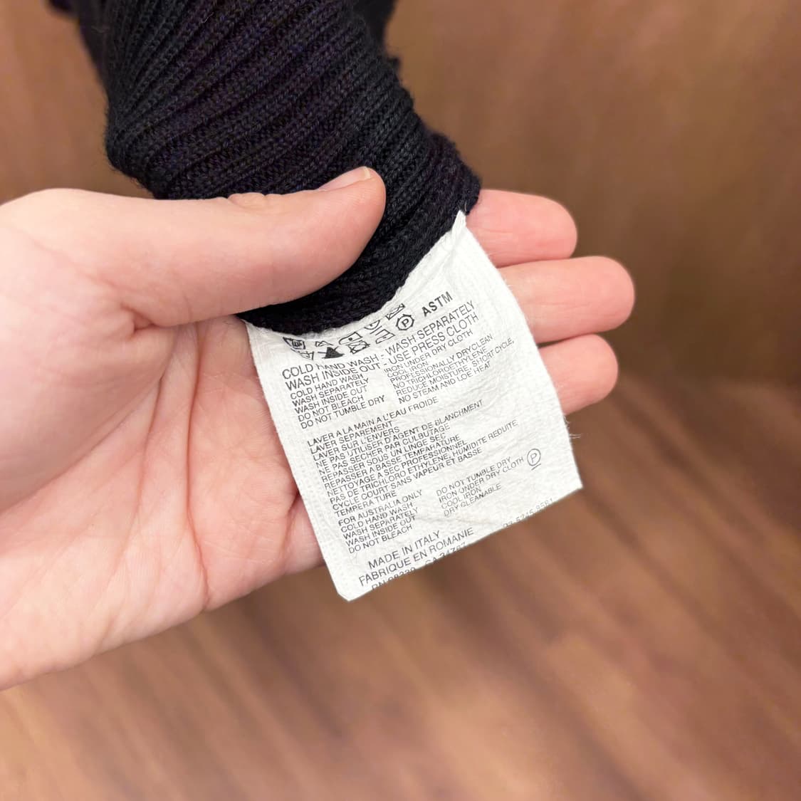 루이비통 긴팔 니트 숄더 레더 패치 소매 로고 자수 메탈 디테일 블랙 상품이미지9