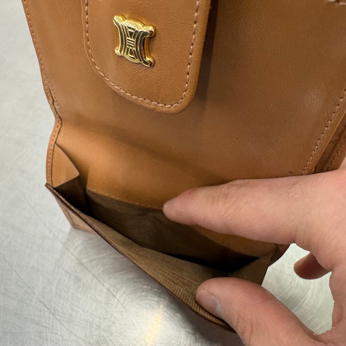 셀린느 트리옹프 반지갑 Tan & White 상품이미지6