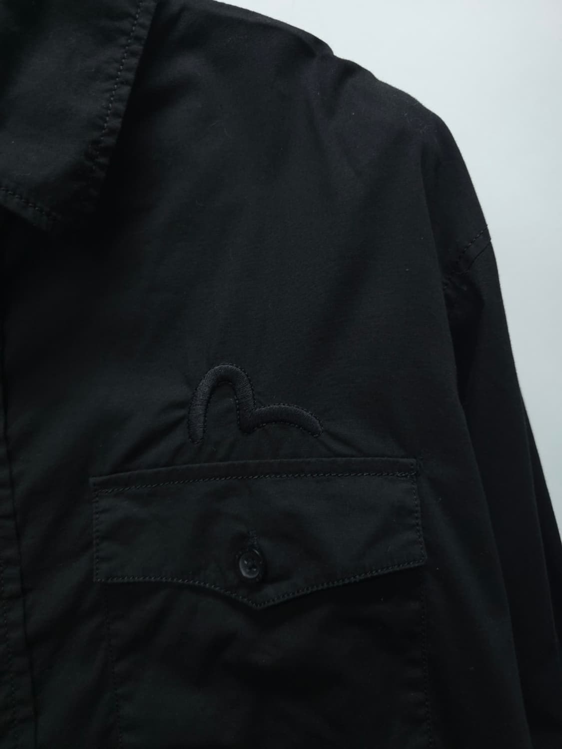 에비수(EVISU) 블랙 포인트자수 스판셔츠 (95) 상품이미지3