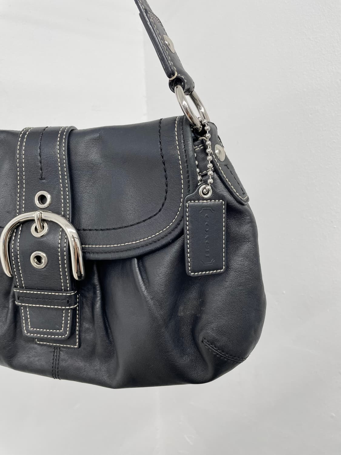 코치 블랙 레더 버클 숄더백 상품이미지5