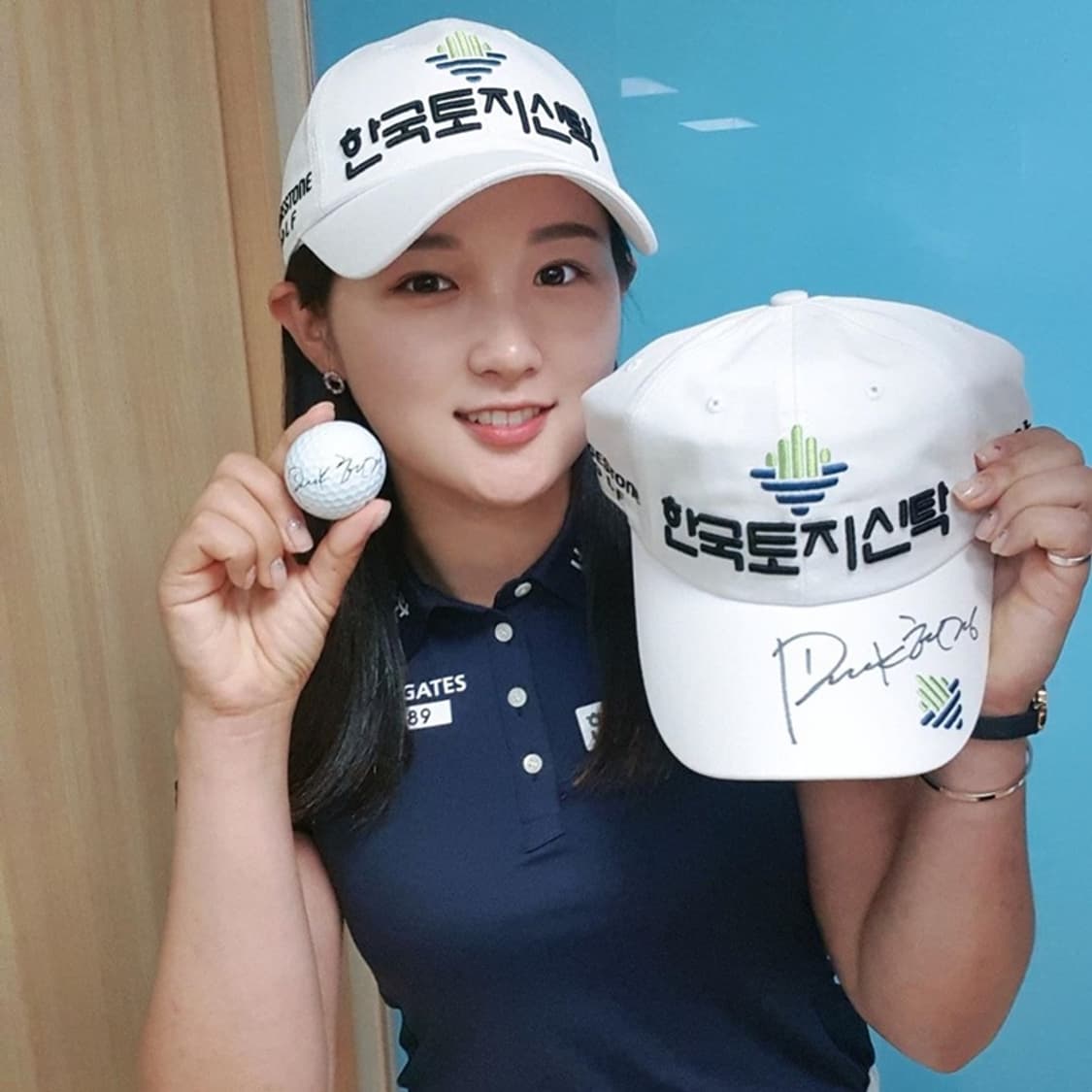 캘러웨이골프 한국토지신탁골프단 박현경프로 싸인모자 상품이미지10