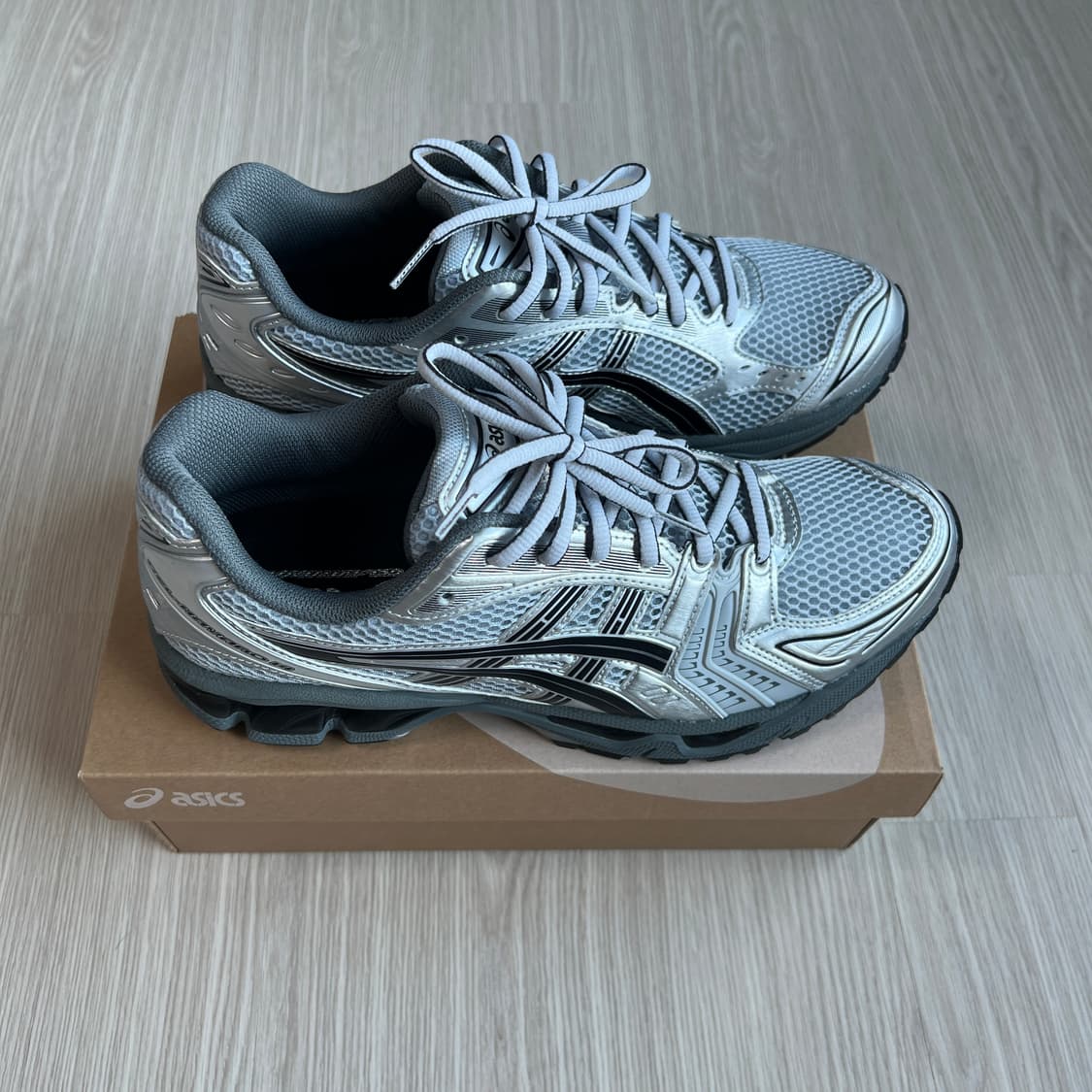 275 아식스 x 어반 리서치 젤 카야노 14 퓨어 실버 블랙 상품이미지3