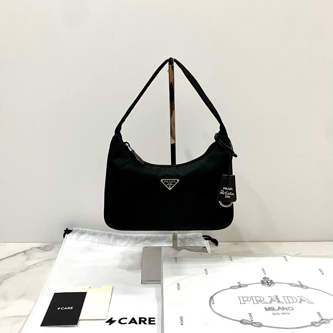 프라다 리에디션 2000 리나일론 숄더백 블랙 1NE515 상품이미지1
