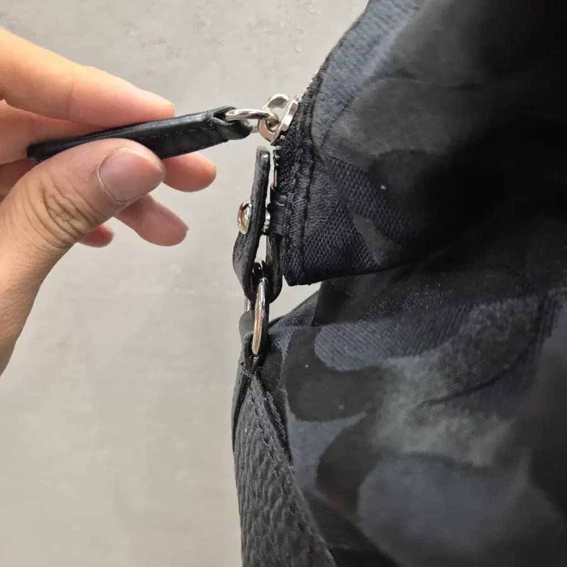 코치 시그니처 숄더백 블랙 상품이미지6