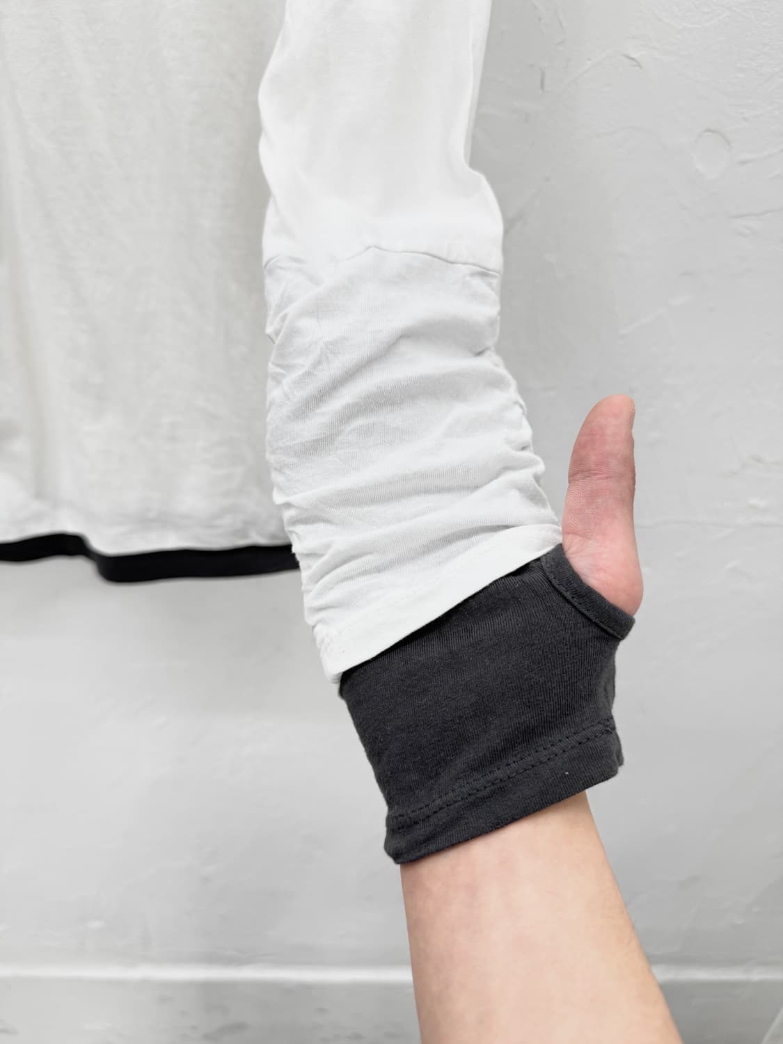 laru 핑거홀 셔링 롱슬리브 상품이미지4