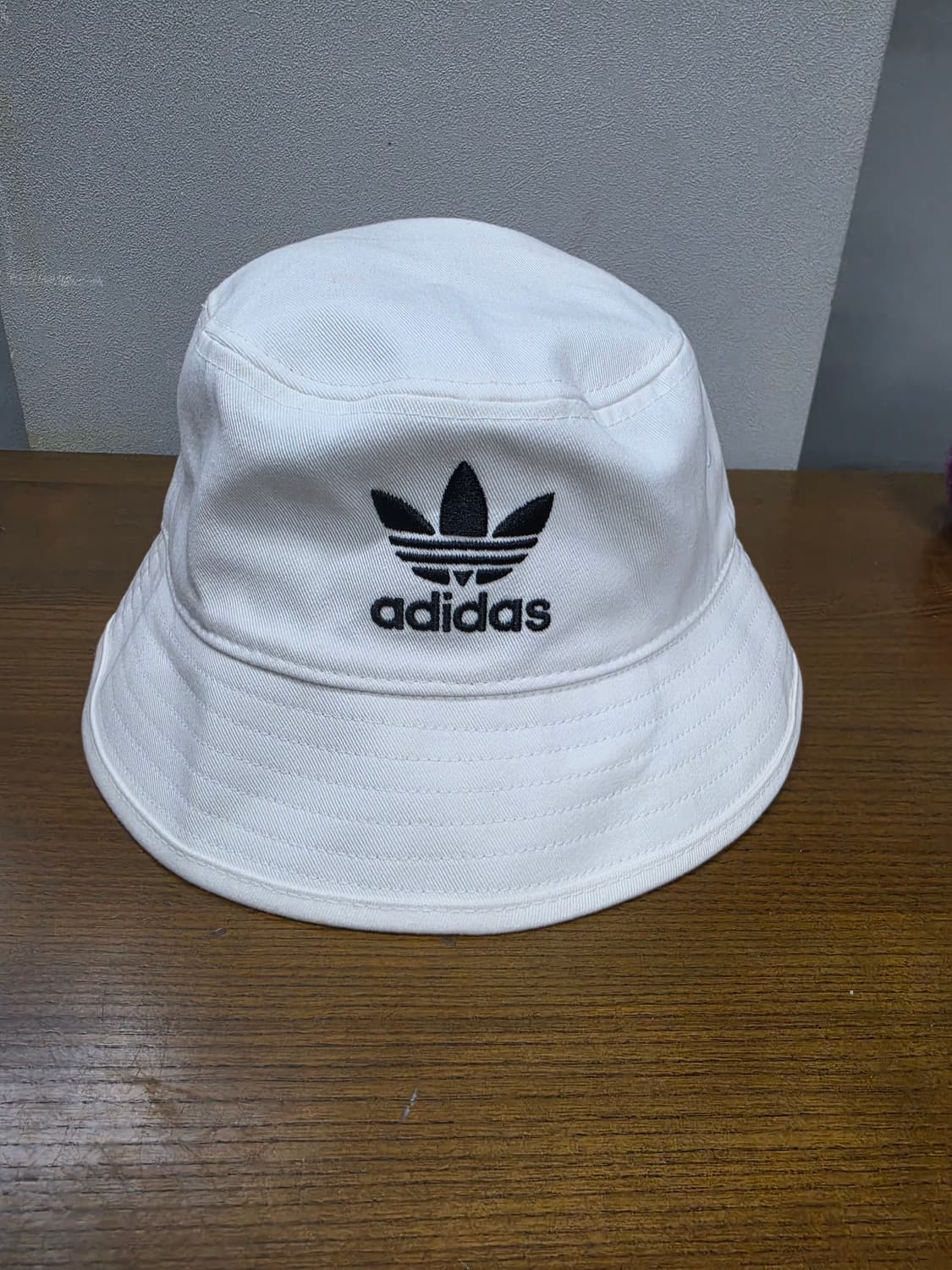 아디다스 화이트 버킷햇 상품이미지1