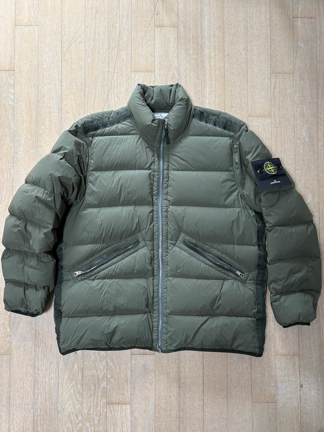 스톤아일랜드 심리스 터널 나일론 다운 카키 상품이미지5